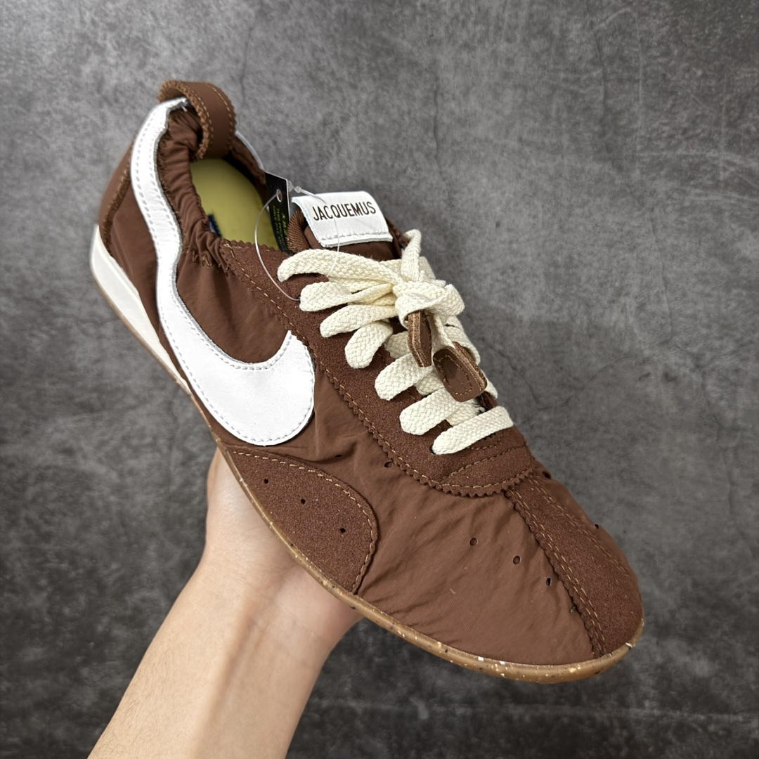 图片[3]-【正确版】Jacquemus x Nike Jacumoon 舒适 低帮生活休闲鞋 棕白色 货号：HV8547-200 正确升级版 配件齐全 目前市场最优品 Nike和Jacquemus再度联手 鞋型高度还原了元年版的复古轮廓 细节点上在终于原味的基础上于鞋口处加入了松紧带设计 提升了穿脱的便捷性与贴合度 鞋身两侧是宽大的复古 Swoosh，而鞋舌上则点缀着专属的JACQUEMUS 标记，彰显联名 尺码：35-45 全码出货-选品中心