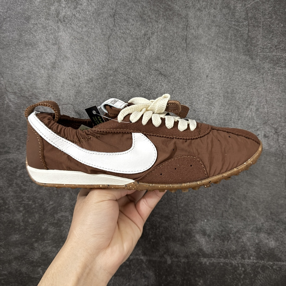 【正确版】Jacquemus x Nike Jacumoon 舒适 低帮生活休闲鞋 棕白色 货号：HV8547-200 正确升级版 配件齐全 目前市场最优品 Nike和Jacquemus再度联手 鞋型高度还原了元年版的复古轮廓 细节点上在终于原味的基础上于鞋口处加入了松紧带设计 提升了穿脱的便捷性与贴合度 鞋身两侧是宽大的复古 Swoosh，而鞋舌上则点缀着专属的JACQUEMUS 标记，彰显联名 尺码：35-45 全码出货-选品中心