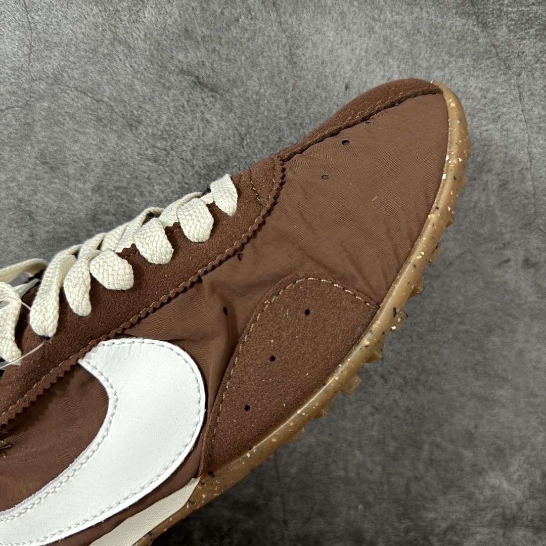 图片[6]-【正确版】Jacquemus x Nike Jacumoon 舒适 低帮生活休闲鞋 棕白色 货号：HV8547-200 正确升级版 配件齐全 目前市场最优品 Nike和Jacquemus再度联手 鞋型高度还原了元年版的复古轮廓 细节点上在终于原味的基础上于鞋口处加入了松紧带设计 提升了穿脱的便捷性与贴合度 鞋身两侧是宽大的复古 Swoosh，而鞋舌上则点缀着专属的JACQUEMUS 标记，彰显联名 尺码：35-45 全码出货-选品中心