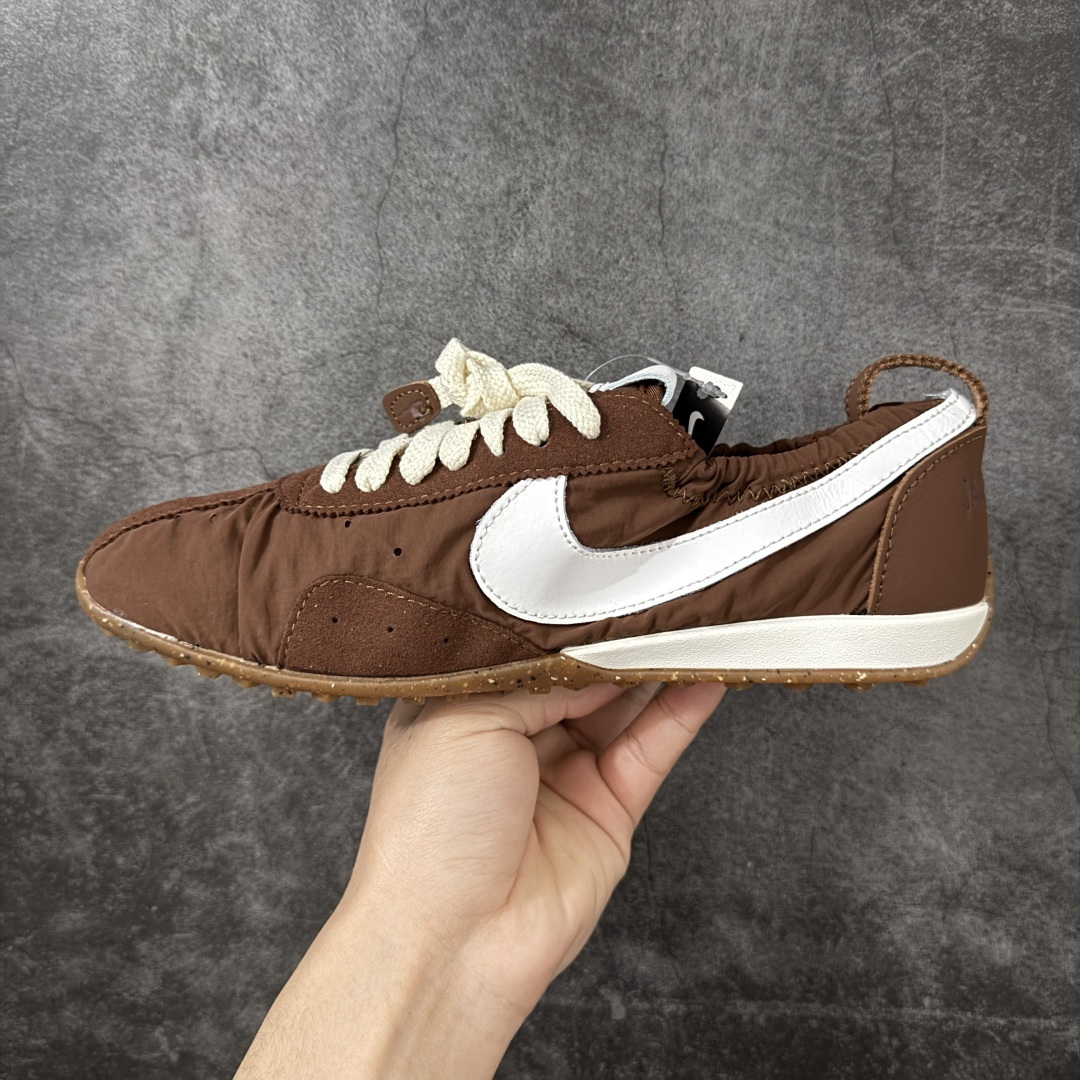 图片[2]-【正确版】Jacquemus x Nike Jacumoon 舒适 低帮生活休闲鞋 棕白色 货号：HV8547-200 正确升级版 配件齐全 目前市场最优品 Nike和Jacquemus再度联手 鞋型高度还原了元年版的复古轮廓 细节点上在终于原味的基础上于鞋口处加入了松紧带设计 提升了穿脱的便捷性与贴合度 鞋身两侧是宽大的复古 Swoosh，而鞋舌上则点缀着专属的JACQUEMUS 标记，彰显联名 尺码：35-45 全码出货-选品中心