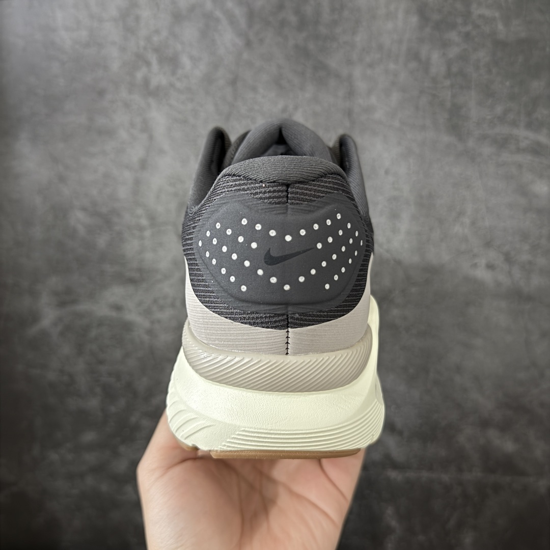 图片[4]-【XE纯原】Nike Air Zoom Structure 26 登月26代超级飞马系列马拉松跑步鞋 HJ1102-200 平台专供 充正品质 3之前未流通市场版本 内里嵌入定型海绵 中底搭载前Zoom+全掌React配置 全部原鞋开发打造 所有细节全部同步原版 全新一代拥有 Zoom Air 一如既往的稳定感和流畅感 鞋面采用工程网眼设计 为特定高热区域营造出色透气性 进一步增加鞋面的穿孔数量 让足部能够快速散热 中足搭配 Flywire 飞线 在高速运动时营造舒适稳定的贴合感 内置Zoon气垫加持 动力十足！ 尺码： 39 40 40.5 41 42 42.5 43 44 44.5 45 46-选品中心