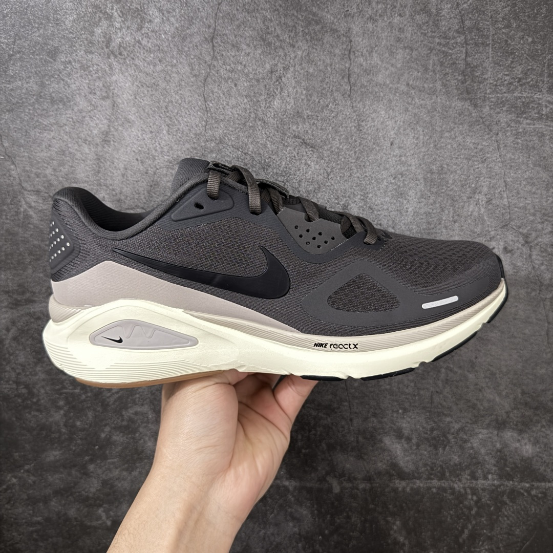 【XE纯原】Nike Air Zoom Structure 26 登月26代超级飞马系列马拉松跑步鞋 HJ1102-200 平台专供 充正品质 3之前未流通市场版本 内里嵌入定型海绵 中底搭载前Zoom+全掌React配置 全部原鞋开发打造 所有细节全部同步原版 全新一代拥有 Zoom Air 一如既往的稳定感和流畅感 鞋面采用工程网眼设计 为特定高热区域营造出色透气性 进一步增加鞋面的穿孔数量 让足部能够快速散热 中足搭配 Flywire 飞线 在高速运动时营造舒适稳定的贴合感 内置Zoon气垫加持 动力十足！ 尺码： 39 40 40.5 41 42 42.5 43 44 44.5 45 46-选品中心