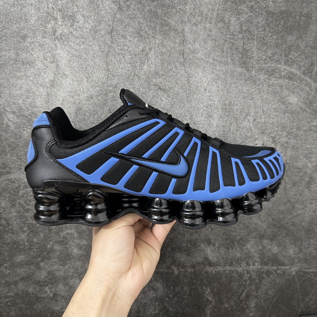 【Max纯原版】原版开发 Nike Shox TL系列 黑蓝盒子色 IH1338-002 NK Shox TL系列 复古舒适百搭防滑耐磨低邦柱形气垫休闲跑步鞋 鞋面采用了轻质化的材料打造，搭载鞋带系带系统以及鞋舌部分的特殊控制模块，科技感十足；采用透气纺织品和网眼鞋面与标志性的Nike Shox技术，同时提供更轻盈的感觉和大胆的外观；鞋身大面积采用织物与皮革材质拼接设计，搭配Dri-FITz透气网面，透气性拉满不闷脚。中底前掌搭载Air Max科技，后掌配置Shoxy缓震气柱，前掌气垫提供灵敏回弹，中底的气柱设计也很加分，外观上科技感十足；设计彰显个性，复古造型适配多种穿搭风格。 尺码：39 40 40.5 41 42 42.5 43 44 44.5 45 45.5 46 46.5 47.5-选品中心