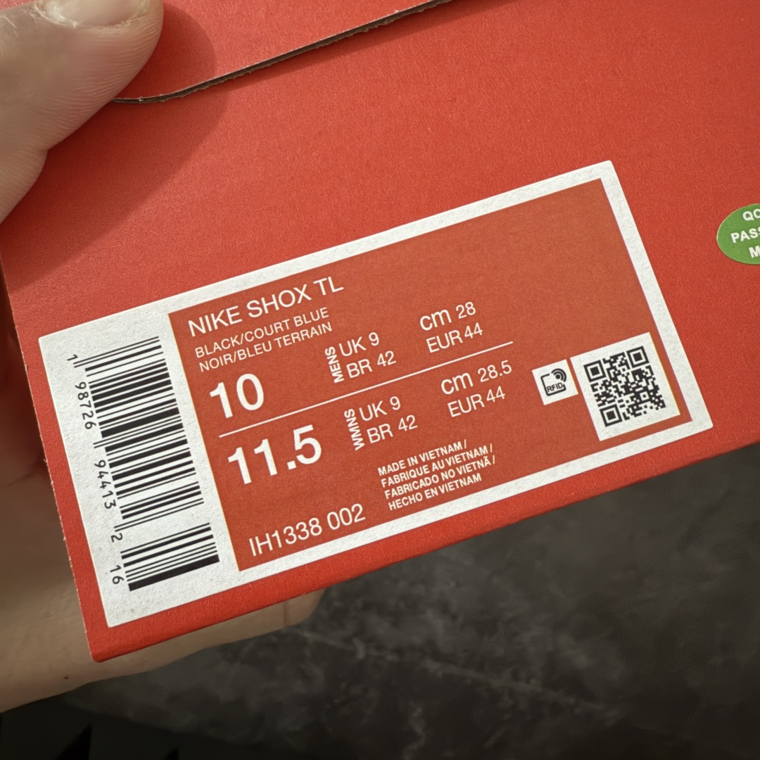 图片[9]-【Max纯原版】原版开发 Nike Shox TL系列 黑蓝盒子色 IH1338-002 NK Shox TL系列 复古舒适百搭防滑耐磨低邦柱形气垫休闲跑步鞋 鞋面采用了轻质化的材料打造，搭载鞋带系带系统以及鞋舌部分的特殊控制模块，科技感十足；采用透气纺织品和网眼鞋面与标志性的Nike Shox技术，同时提供更轻盈的感觉和大胆的外观；鞋身大面积采用织物与皮革材质拼接设计，搭配Dri-FITz透气网面，透气性拉满不闷脚。中底前掌搭载Air Max科技，后掌配置Shoxy缓震气柱，前掌气垫提供灵敏回弹，中底的气柱设计也很加分，外观上科技感十足；设计彰显个性，复古造型适配多种穿搭风格。 尺码：39 40 40.5 41 42 42.5 43 44 44.5 45 45.5 46 46.5 47.5-选品中心