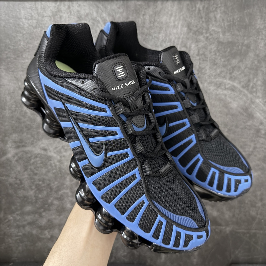【Max纯原版】原版开发 Nike Shox TL系列 黑蓝盒子色 IH1338-002 NK Shox TL系列 复古舒适百搭防滑耐磨低邦柱形气垫休闲跑步鞋 鞋面采用了轻质化的材料打造，搭载鞋带系带系统以及鞋舌部分的特殊控制模块，科技感十足；采用透气纺织品和网眼鞋面与标志性的Nike Shox技术，同时提供更轻盈的感觉和大胆的外观；鞋身大面积采用织物与皮革材质拼接设计，搭配Dri-FITz透气网面，透气性拉满不闷脚。中底前掌搭载Air Max科技，后掌配置Shoxy缓震气柱，前掌气垫提供灵敏回弹，中底的气柱设计也很加分，外观上科技感十足；设计彰显个性，复古造型适配多种穿搭风格。 尺码：39 40 40.5 41 42 42.5 43 44 44.5 45 45.5 46 46.5 47.5-选品中心