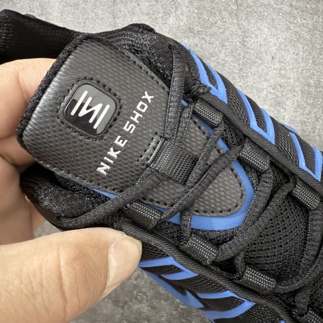图片[5]-【Max纯原版】原版开发 Nike Shox TL系列 黑蓝盒子色 IH1338-002 NK Shox TL系列 复古舒适百搭防滑耐磨低邦柱形气垫休闲跑步鞋 鞋面采用了轻质化的材料打造，搭载鞋带系带系统以及鞋舌部分的特殊控制模块，科技感十足；采用透气纺织品和网眼鞋面与标志性的Nike Shox技术，同时提供更轻盈的感觉和大胆的外观；鞋身大面积采用织物与皮革材质拼接设计，搭配Dri-FITz透气网面，透气性拉满不闷脚。中底前掌搭载Air Max科技，后掌配置Shoxy缓震气柱，前掌气垫提供灵敏回弹，中底的气柱设计也很加分，外观上科技感十足；设计彰显个性，复古造型适配多种穿搭风格。 尺码：39 40 40.5 41 42 42.5 43 44 44.5 45 45.5 46 46.5 47.5-选品中心