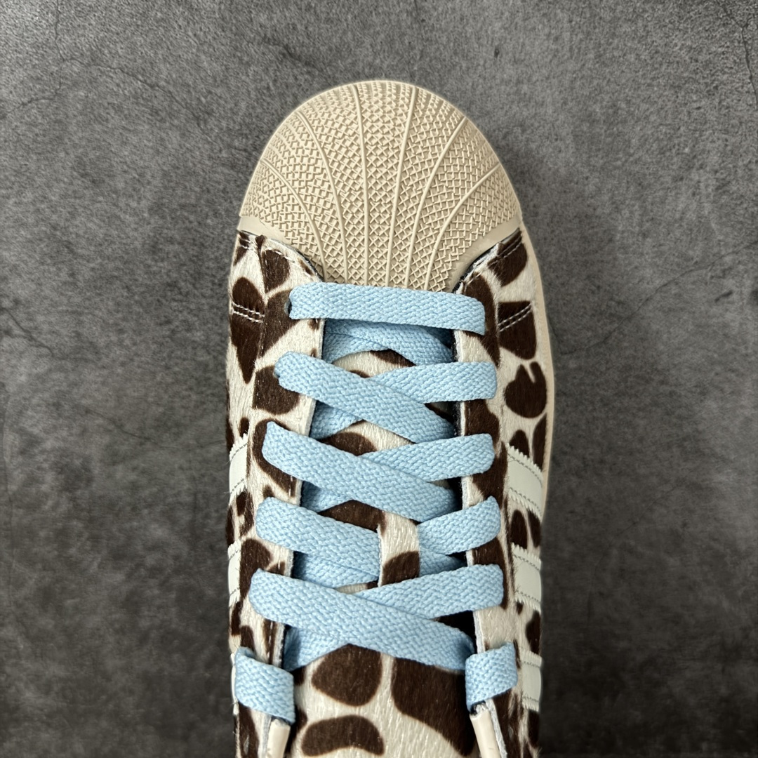 图片[5]-【GX版本】Adidas Original Superstar 2 \”Paris\” 阿迪达斯 低帮 男女同款 贝壳头2代防滑耐磨轻便低邦板鞋 鞋身整体以豹纹状皮革打造，搭配经典米色贝壳头，鞋身两侧经典锯齿三条杠Logo采用白色点缀，蓝色鞋带，后跟装饰片辅以金色烫印logo，最后以米色大底完善整体设计收尾。整体时尚耀眼。 货号：KH9031 尺码：35¹/₃ 36 36²/₃ 37¹/₃ 38 38²/₃ 39¹/₃ 40 40²/₃ 41¹/₃ 42 42²/₃ 43¹/₃ 44 44²/₃ 45¹/₃-莆田鞋