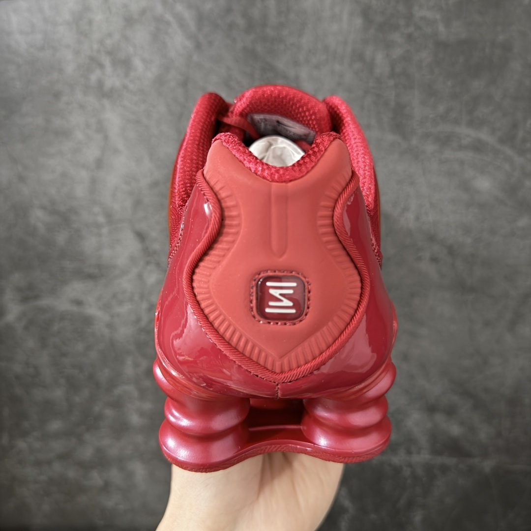 图片[4]-【Max纯原版】原版开发 Nike Shox TL系列 大红色 IB1087-600 NK Shox TL系列 复古舒适百搭防滑耐磨低邦柱形气垫休闲跑步鞋 鞋面采用了轻质化的材料打造，搭载鞋带系带系统以及鞋舌部分的特殊控制模块，科技感十足；采用透气纺织品和网眼鞋面与标志性的Nike Shox技术，同时提供更轻盈的感觉和大胆的外观；鞋身大面积采用织物与皮革材质拼接设计，搭配Dri-FITz透气网面，透气性拉满不闷脚。中底前掌搭载Air Max科技，后掌配置Shoxy缓震气柱，前掌气垫提供灵敏回弹，中底的气柱设计也很加分，外观上科技感十足；设计彰显个性，复古造型适配多种穿搭风格。 尺码：39 40 40.5 41 42 42.5 43 44 44.5 45 45.5 46 46.5 47.5-选品中心