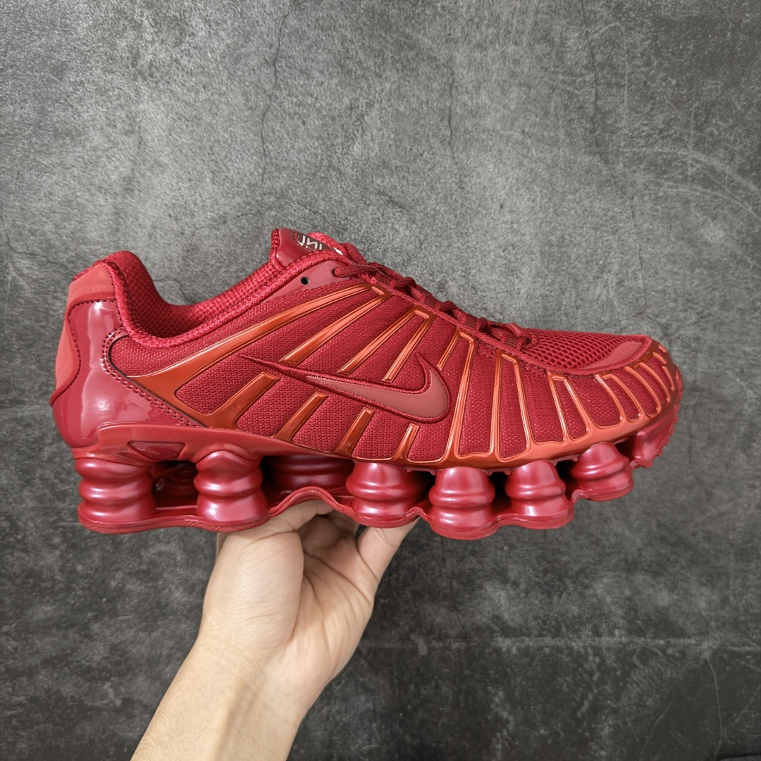 【Max纯原版】原版开发 Nike Shox TL系列 大红色 IB1087-600 NK Shox TL系列 复古舒适百搭防滑耐磨低邦柱形气垫休闲跑步鞋 鞋面采用了轻质化的材料打造，搭载鞋带系带系统以及鞋舌部分的特殊控制模块，科技感十足；采用透气纺织品和网眼鞋面与标志性的Nike Shox技术，同时提供更轻盈的感觉和大胆的外观；鞋身大面积采用织物与皮革材质拼接设计，搭配Dri-FITz透气网面，透气性拉满不闷脚。中底前掌搭载Air Max科技，后掌配置Shoxy缓震气柱，前掌气垫提供灵敏回弹，中底的气柱设计也很加分，外观上科技感十足；设计彰显个性，复古造型适配多种穿搭风格。 尺码：39 40 40.5 41 42 42.5 43 44 44.5 45 45.5 46 46.5 47.5-选品中心