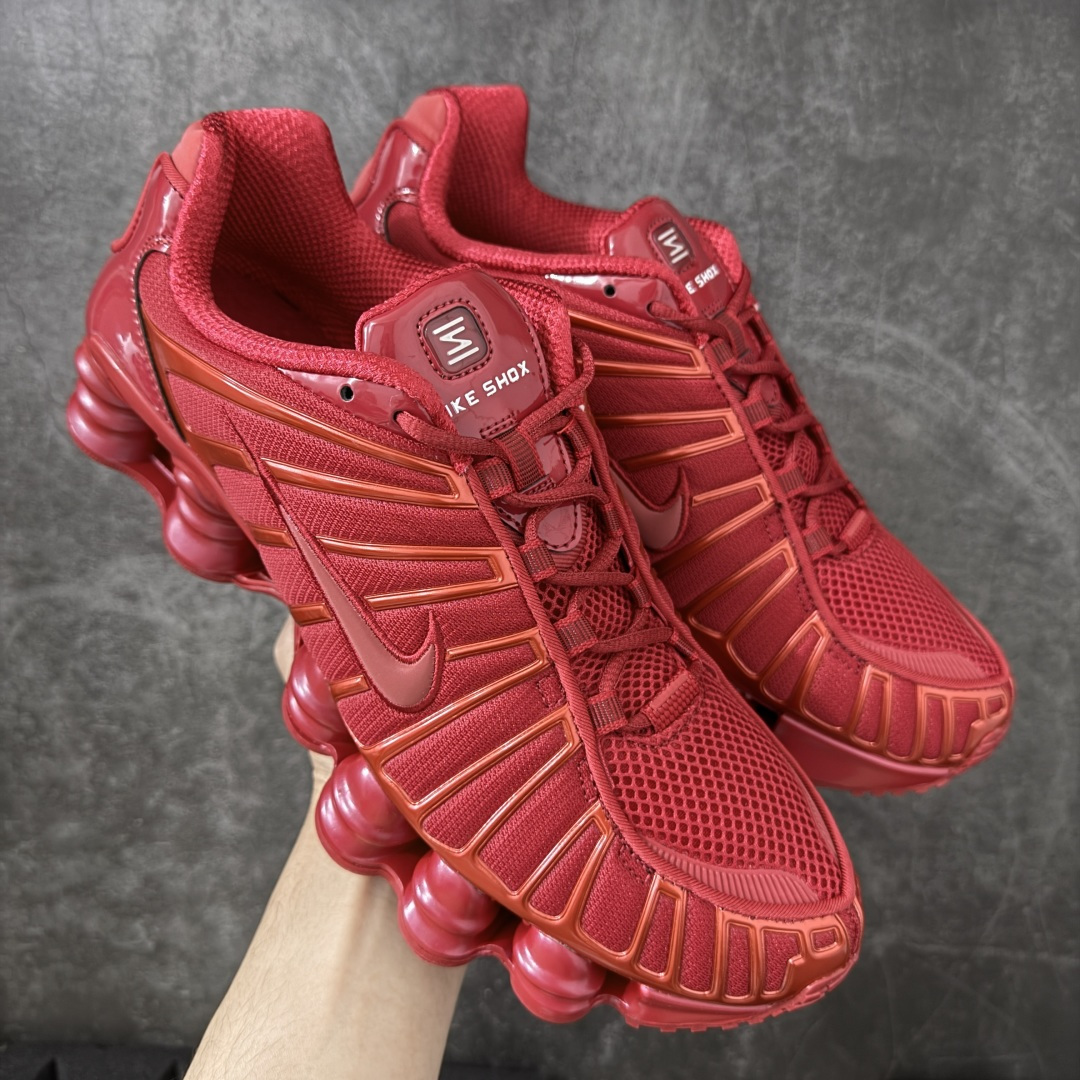 【Max纯原版】原版开发 Nike Shox TL系列 大红色 IB1087-600 NK Shox TL系列 复古舒适百搭防滑耐磨低邦柱形气垫休闲跑步鞋 鞋面采用了轻质化的材料打造，搭载鞋带系带系统以及鞋舌部分的特殊控制模块，科技感十足；采用透气纺织品和网眼鞋面与标志性的Nike Shox技术，同时提供更轻盈的感觉和大胆的外观；鞋身大面积采用织物与皮革材质拼接设计，搭配Dri-FITz透气网面，透气性拉满不闷脚。中底前掌搭载Air Max科技，后掌配置Shoxy缓震气柱，前掌气垫提供灵敏回弹，中底的气柱设计也很加分，外观上科技感十足；设计彰显个性，复古造型适配多种穿搭风格。 尺码：39 40 40.5 41 42 42.5 43 44 44.5 45 45.5 46 46.5 47.5-选品中心