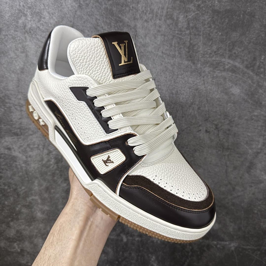 图片[3]-【YS纯原】 顶级莞产 Louis Vuitton路易威登 LV Trainer 系列 高奢运动鞋 ✦ 芯片配置，✦ 挂饰 NFC 芯片秒进官网 ✦ 同步 ZP 官网空胶工艺，结构逻辑一致 ✦ 正确胶片断点式设计，细节克制到位 ✦ 中底油印字母比例按原版还原 ✦ 1：1 原楦格板 / 楦头 / 刀磨 全新升级 ✦ 独家定制压纹麂皮，用料细腻耐看 ✦ 原版开模 TPU 大底 ✦ 脚感与质感取向偏原版 ✦ 代购指定高端版本 ✦ 全新升级 双盒礼盒 ✦ 全套配件齐全，整体完成度高 尺码：39-45-选品中心