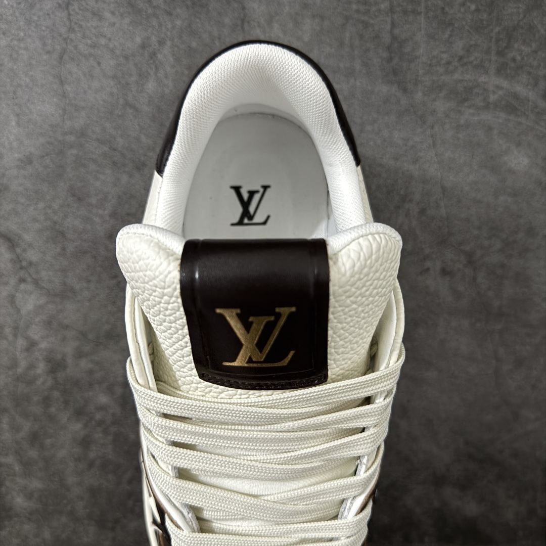 图片[8]-【YS纯原】 顶级莞产 Louis Vuitton路易威登 LV Trainer 系列 高奢运动鞋 ✦ 芯片配置，✦ 挂饰 NFC 芯片秒进官网 ✦ 同步 ZP 官网空胶工艺，结构逻辑一致 ✦ 正确胶片断点式设计，细节克制到位 ✦ 中底油印字母比例按原版还原 ✦ 1：1 原楦格板 / 楦头 / 刀磨 全新升级 ✦ 独家定制压纹麂皮，用料细腻耐看 ✦ 原版开模 TPU 大底 ✦ 脚感与质感取向偏原版 ✦ 代购指定高端版本 ✦ 全新升级 双盒礼盒 ✦ 全套配件齐全，整体完成度高 尺码：39-45-选品中心