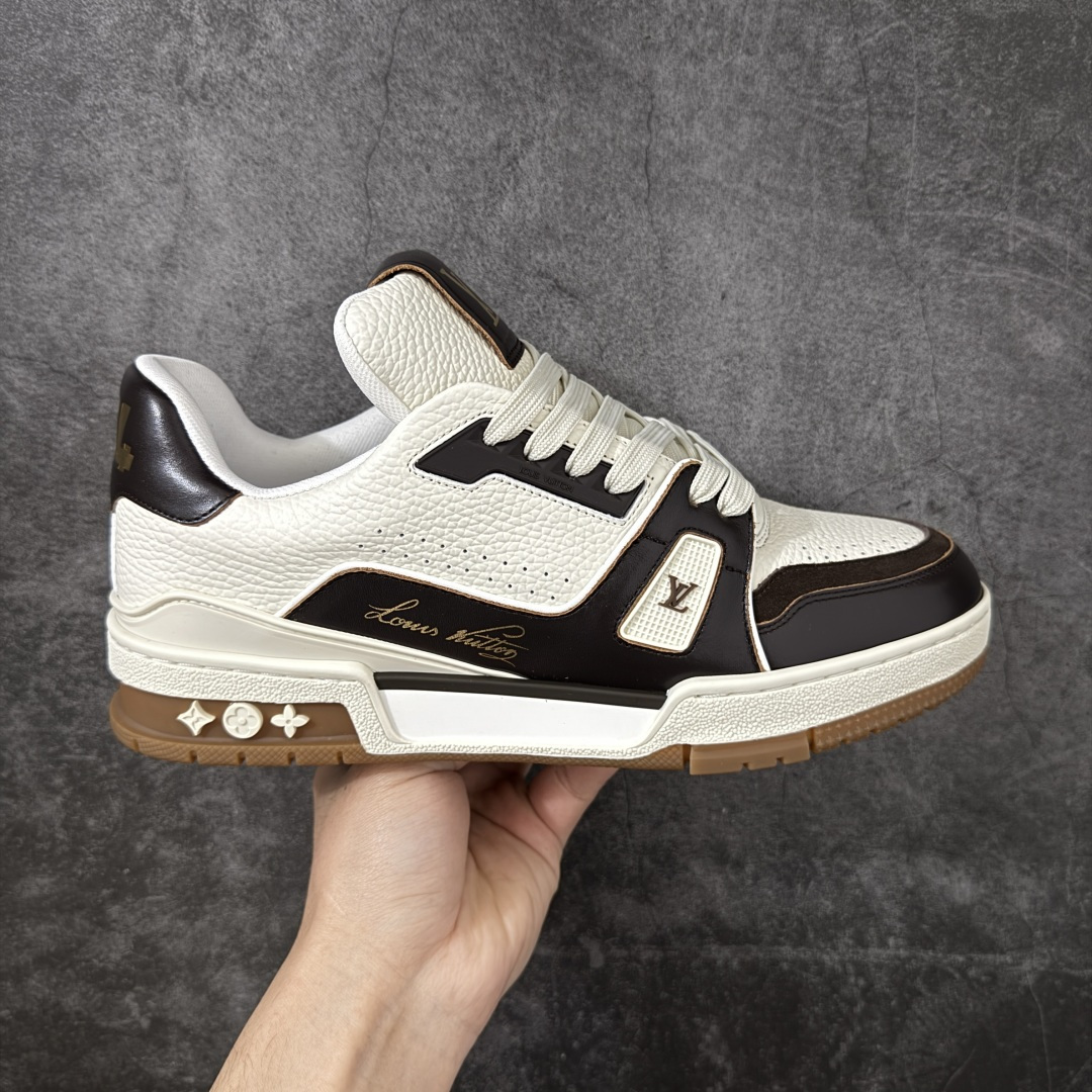 【YS纯原】 顶级莞产 Louis Vuitton路易威登 LV Trainer 系列 高奢运动鞋 ✦ 芯片配置，✦ 挂饰 NFC 芯片秒进官网 ✦ 同步 ZP 官网空胶工艺，结构逻辑一致 ✦ 正确胶片断点式设计，细节克制到位 ✦ 中底油印字母比例按原版还原 ✦ 1：1 原楦格板 / 楦头 / 刀磨 全新升级 ✦ 独家定制压纹麂皮，用料细腻耐看 ✦ 原版开模 TPU 大底 ✦ 脚感与质感取向偏原版 ✦ 代购指定高端版本 ✦ 全新升级 双盒礼盒 ✦ 全套配件齐全，整体完成度高 尺码：39-45-选品中心