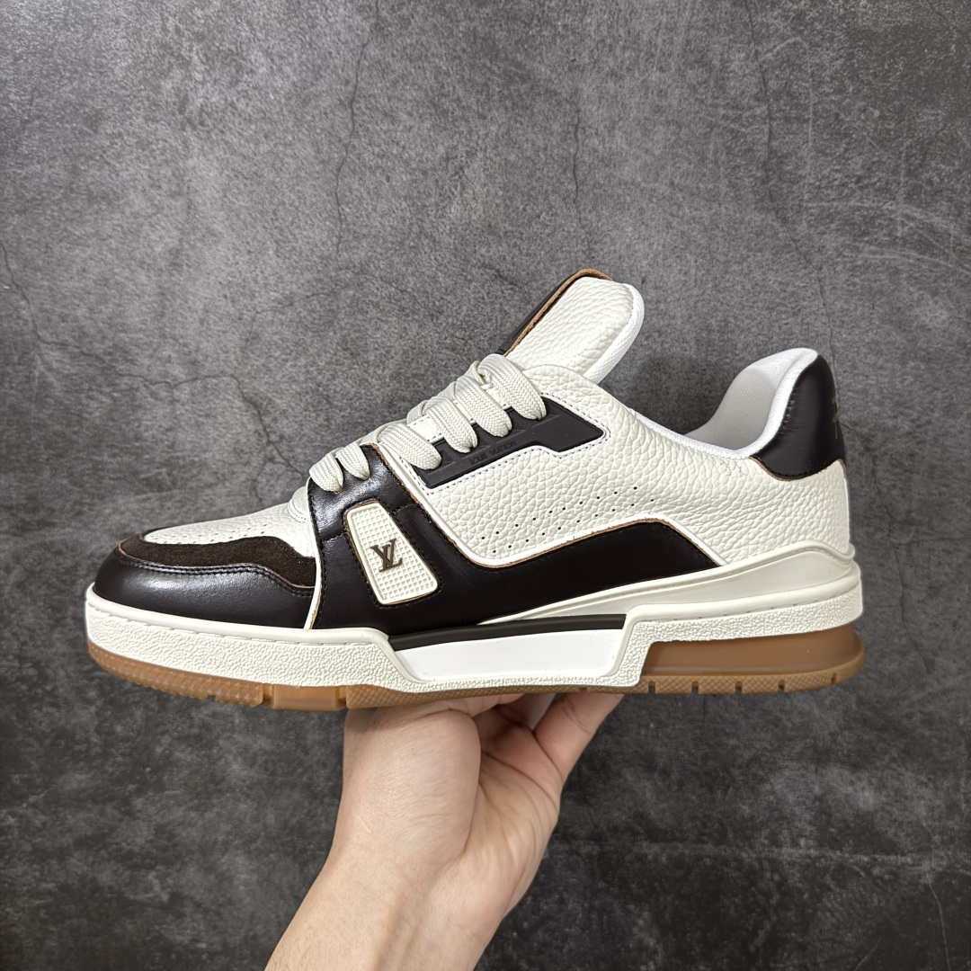 图片[2]-【YS纯原】 顶级莞产 Louis Vuitton路易威登 LV Trainer 系列 高奢运动鞋 ✦ 芯片配置，✦ 挂饰 NFC 芯片秒进官网 ✦ 同步 ZP 官网空胶工艺，结构逻辑一致 ✦ 正确胶片断点式设计，细节克制到位 ✦ 中底油印字母比例按原版还原 ✦ 1：1 原楦格板 / 楦头 / 刀磨 全新升级 ✦ 独家定制压纹麂皮，用料细腻耐看 ✦ 原版开模 TPU 大底 ✦ 脚感与质感取向偏原版 ✦ 代购指定高端版本 ✦ 全新升级 双盒礼盒 ✦ 全套配件齐全，整体完成度高 尺码：39-45-选品中心