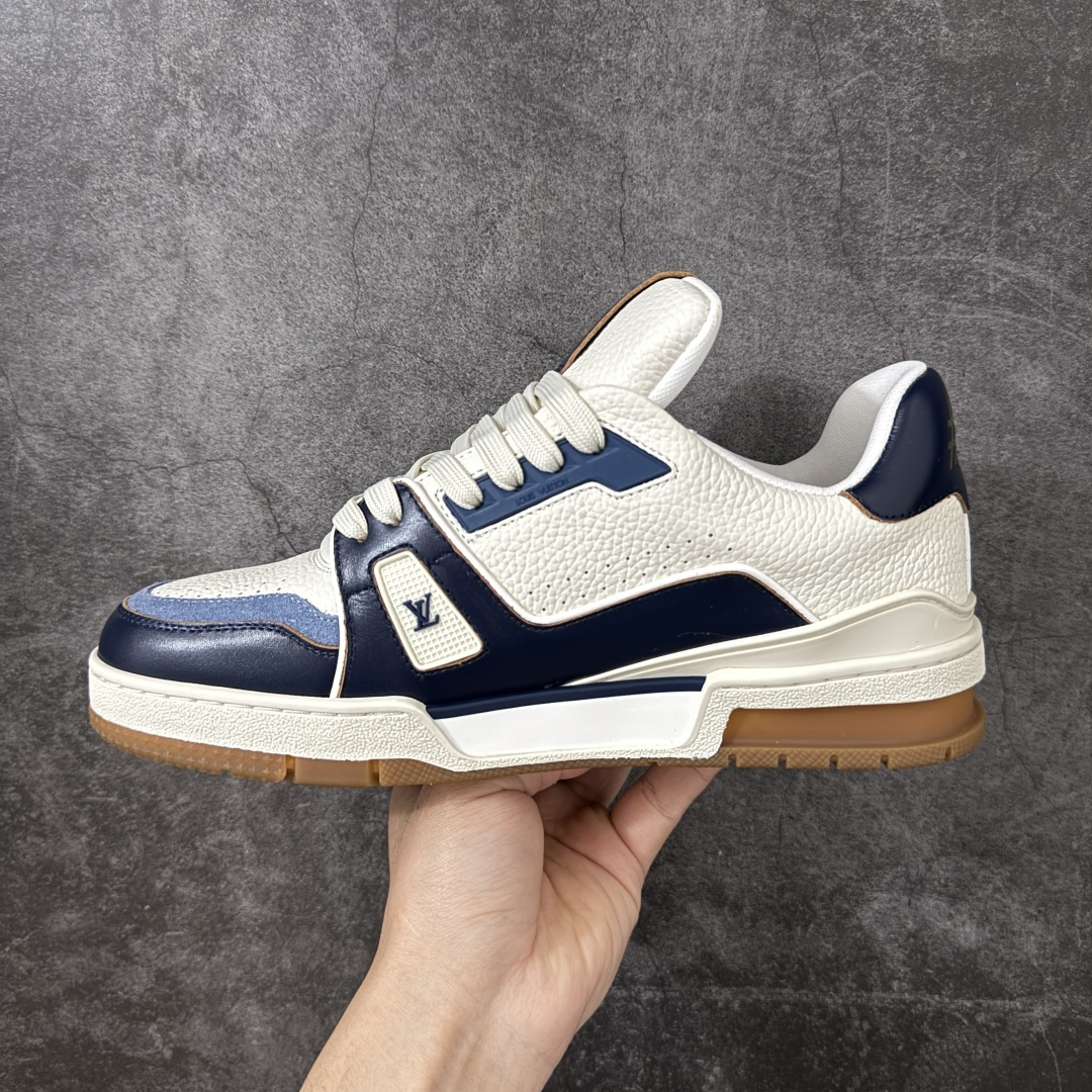 图片[2]-【YS纯原】 顶级莞产 Louis Vuitton路易威登 LV Trainer 系列 高奢运动鞋 ✦ 芯片配置，✦ 挂饰 NFC 芯片秒进官网 ✦ 同步 ZP 官网空胶工艺，结构逻辑一致 ✦ 正确胶片断点式设计，细节克制到位 ✦ 中底油印字母比例按原版还原 ✦ 1：1 原楦格板 / 楦头 / 刀磨 全新升级 ✦ 独家定制压纹麂皮，用料细腻耐看 ✦ 原版开模 TPU 大底 ✦ 脚感与质感取向偏原版 ✦ 代购指定高端版本 ✦ 全新升级 双盒礼盒 ✦ 全套配件齐全，整体完成度高 尺码：39-45-选品中心