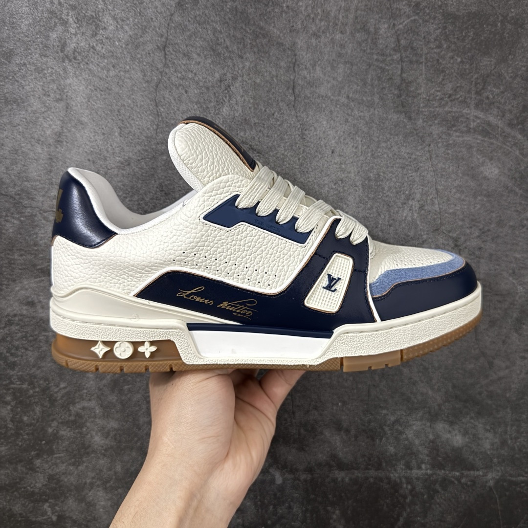 【YS纯原】 顶级莞产 Louis Vuitton路易威登 LV Trainer 系列 高奢运动鞋 ✦ 芯片配置，✦ 挂饰 NFC 芯片秒进官网 ✦ 同步 ZP 官网空胶工艺，结构逻辑一致 ✦ 正确胶片断点式设计，细节克制到位 ✦ 中底油印字母比例按原版还原 ✦ 1：1 原楦格板 / 楦头 / 刀磨 全新升级 ✦ 独家定制压纹麂皮，用料细腻耐看 ✦ 原版开模 TPU 大底 ✦ 脚感与质感取向偏原版 ✦ 代购指定高端版本 ✦ 全新升级 双盒礼盒 ✦ 全套配件齐全，整体完成度高 尺码：39-45-选品中心