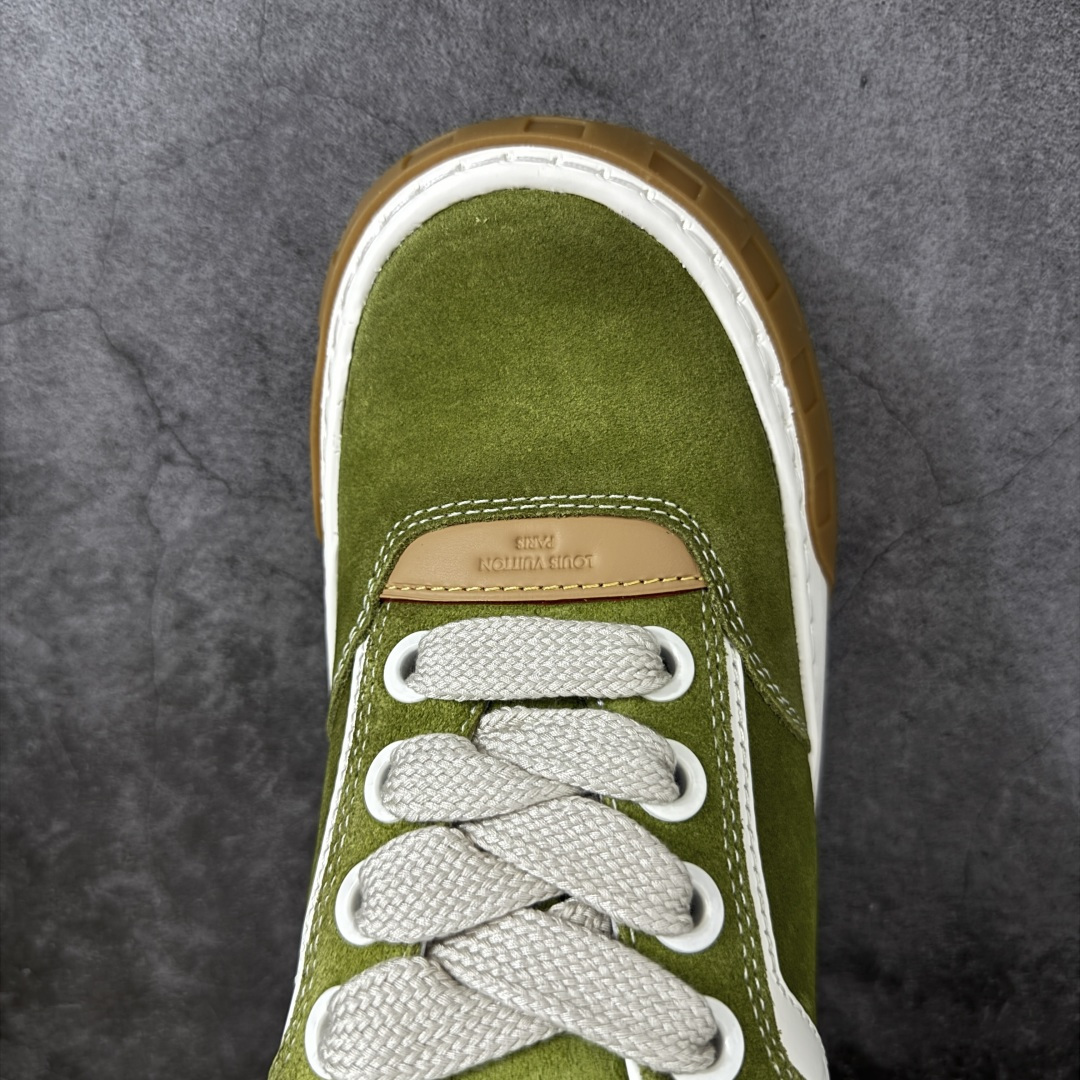 图片[5]-【专柜版/海淘代购】 LV 路易威登LOUIS VUITTON Tilted Low Sneakers 倾斜系列低帮复古休闲运动文化百搭板鞋 2026早春款板鞋 饼干鞋 市场最顶天花板 礼盒包装 正确细节 原鞋原材料1：1打造 完美版型做工 欢迎对比市场任何品质的货品 广东原产 升级原楦型开发纸版 包装说明书防尘布袋物件(附送官方快递加固牛皮纸外盒!!)#采用Monogram 丹宁布鞋面材质#鞋垫嵌入软脚感EVA物料#后跟耐弯折滴塑支撑片#全新开发TPR光泽组合隔色鞋底❗ 尺码：39 40 41 42 43 44 45 46-选品中心