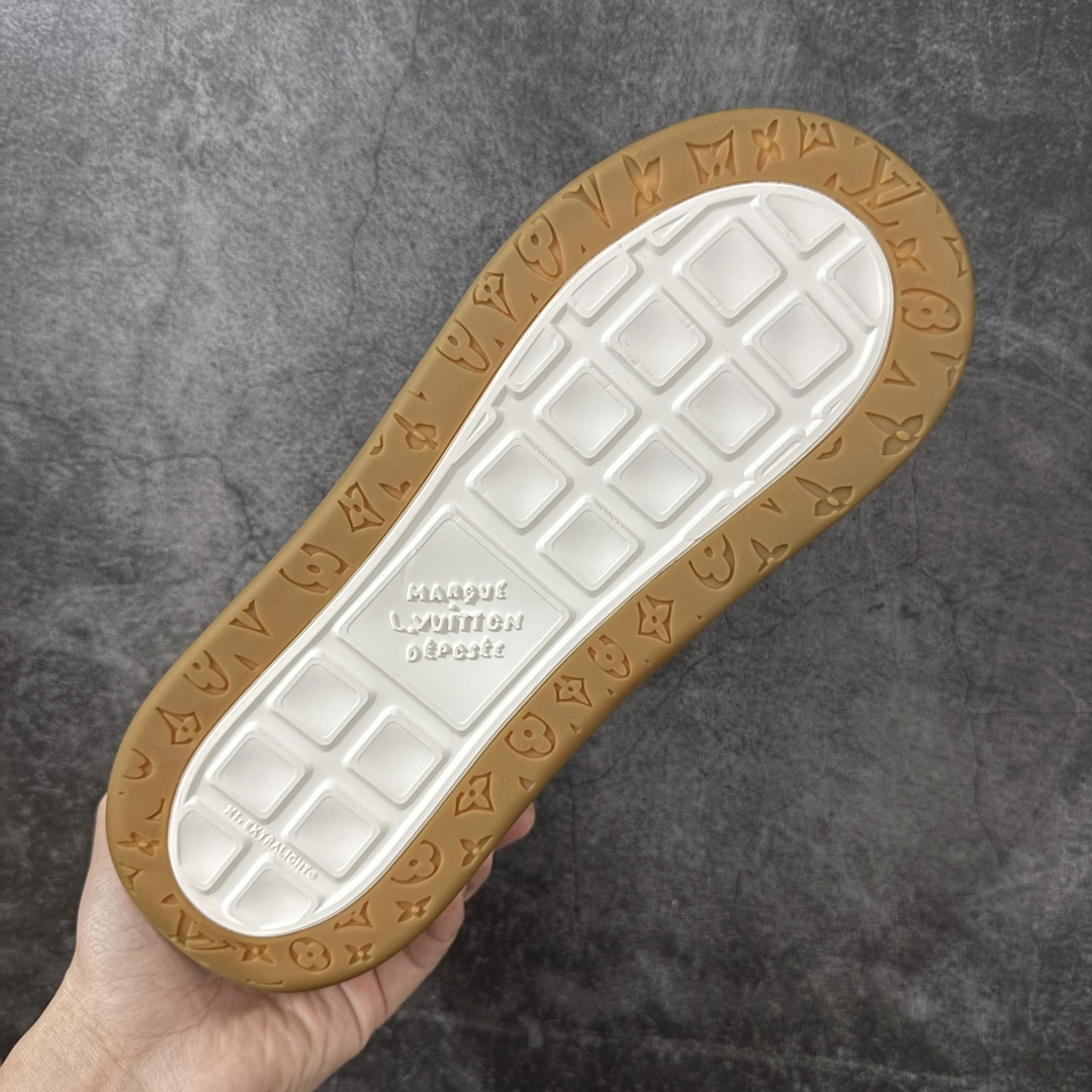 图片[9]-【专柜版/海淘代购】 LV 路易威登LOUIS VUITTON Tilted Low Sneakers 倾斜系列低帮复古休闲运动文化百搭板鞋 2026早春款板鞋 饼干鞋 市场最顶天花板 礼盒包装 正确细节 原鞋原材料1：1打造 完美版型做工 欢迎对比市场任何品质的货品 广东原产 升级原楦型开发纸版 包装说明书防尘布袋物件(附送官方快递加固牛皮纸外盒!!)#采用Monogram 丹宁布鞋面材质#鞋垫嵌入软脚感EVA物料#后跟耐弯折滴塑支撑片#全新开发TPR光泽组合隔色鞋底❗ 尺码：39 40 41 42 43 44 45 46-选品中心