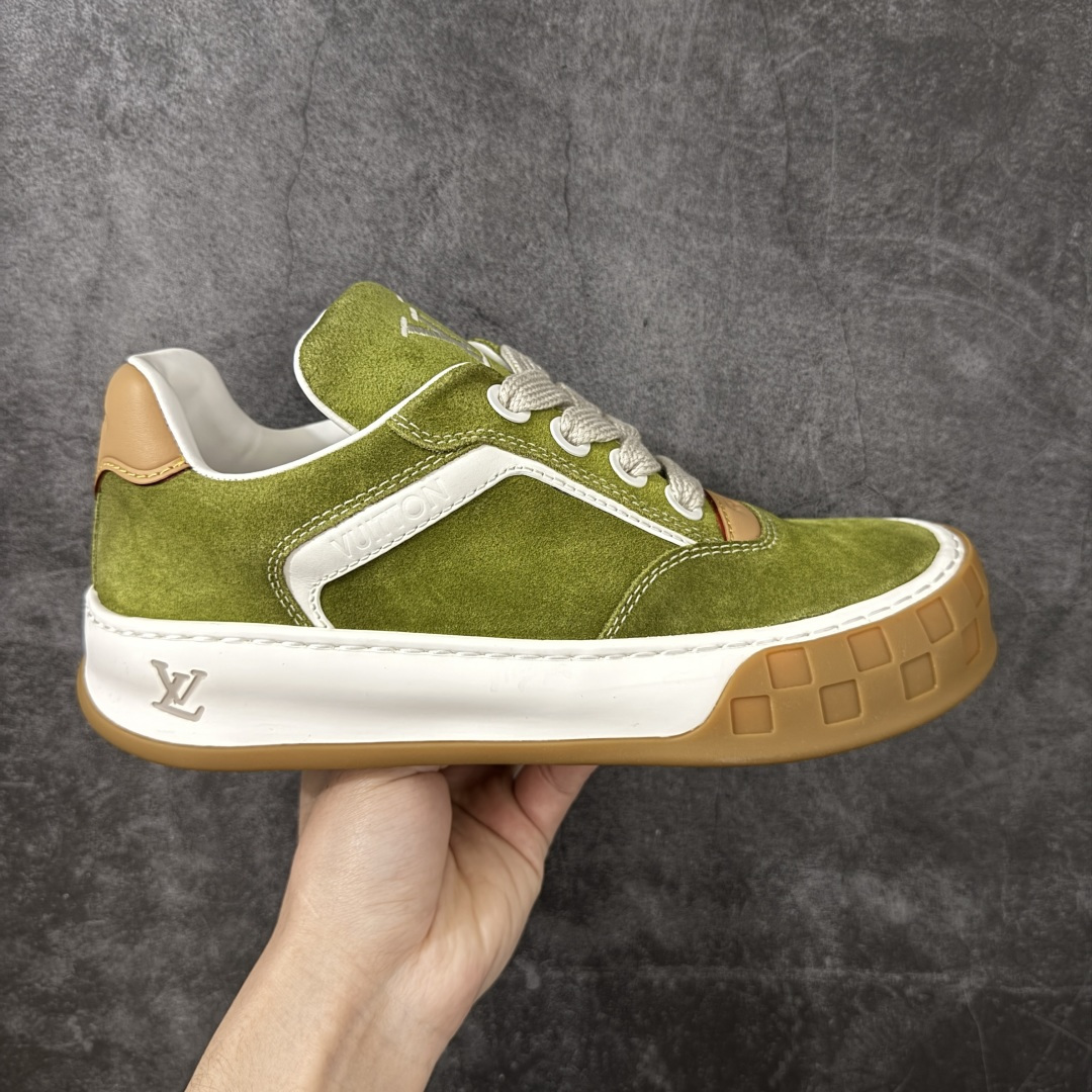 【专柜版/海淘代购】 LV 路易威登LOUIS VUITTON Tilted Low Sneakers 倾斜系列低帮复古休闲运动文化百搭板鞋 2026早春款板鞋 饼干鞋 市场最顶天花板 礼盒包装 正确细节 原鞋原材料1：1打造 完美版型做工 欢迎对比市场任何品质的货品 广东原产 升级原楦型开发纸版 包装说明书防尘布袋物件(附送官方快递加固牛皮纸外盒!!)#采用Monogram 丹宁布鞋面材质#鞋垫嵌入软脚感EVA物料#后跟耐弯折滴塑支撑片#全新开发TPR光泽组合隔色鞋底❗ 尺码：39 40 41 42 43 44 45 46-选品中心