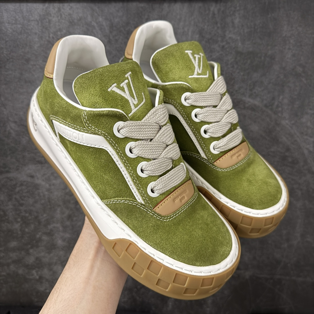 【专柜版/海淘代购】 LV 路易威登LOUIS VUITTON Tilted Low Sneakers 倾斜系列低帮复古休闲运动文化百搭板鞋 2026早春款板鞋 饼干鞋 市场最顶天花板 礼盒包装 正确细节 原鞋原材料1：1打造 完美版型做工 欢迎对比市场任何品质的货品 广东原产 升级原楦型开发纸版 包装说明书防尘布袋物件(附送官方快递加固牛皮纸外盒!!)#采用Monogram 丹宁布鞋面材质#鞋垫嵌入软脚感EVA物料#后跟耐弯折滴塑支撑片#全新开发TPR光泽组合隔色鞋底❗ 尺码：39 40 41 42 43 44 45 46-选品中心