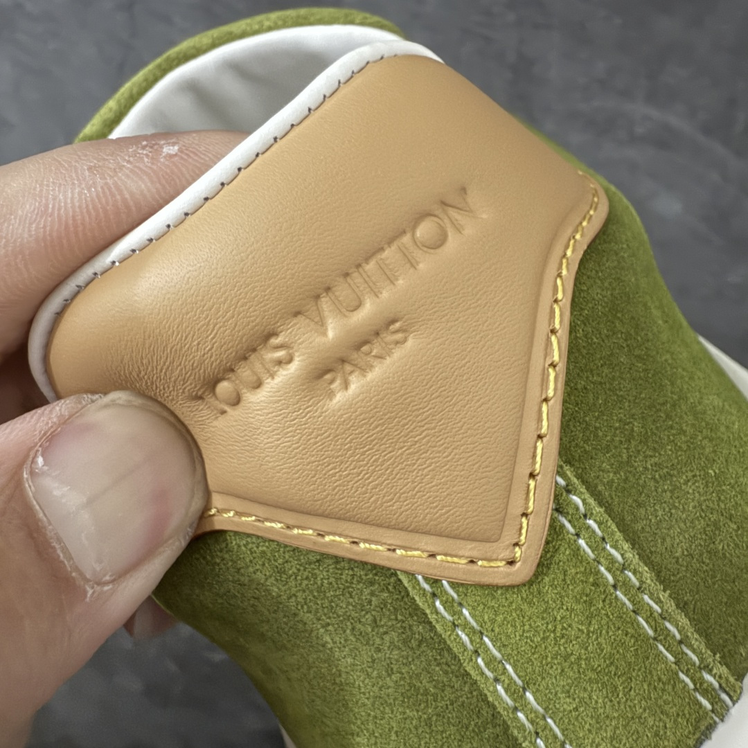 图片[2]-【专柜版/海淘代购】 LV 路易威登LOUIS VUITTON Tilted Low Sneakers 倾斜系列低帮复古休闲运动文化百搭板鞋 2026早春款板鞋 饼干鞋 市场最顶天花板 礼盒包装 正确细节 原鞋原材料1：1打造 完美版型做工 欢迎对比市场任何品质的货品 广东原产 升级原楦型开发纸版 包装说明书防尘布袋物件(附送官方快递加固牛皮纸外盒!!)#采用Monogram 丹宁布鞋面材质#鞋垫嵌入软脚感EVA物料#后跟耐弯折滴塑支撑片#全新开发TPR光泽组合隔色鞋底❗ 尺码：39 40 41 42 43 44 45 46-选品中心