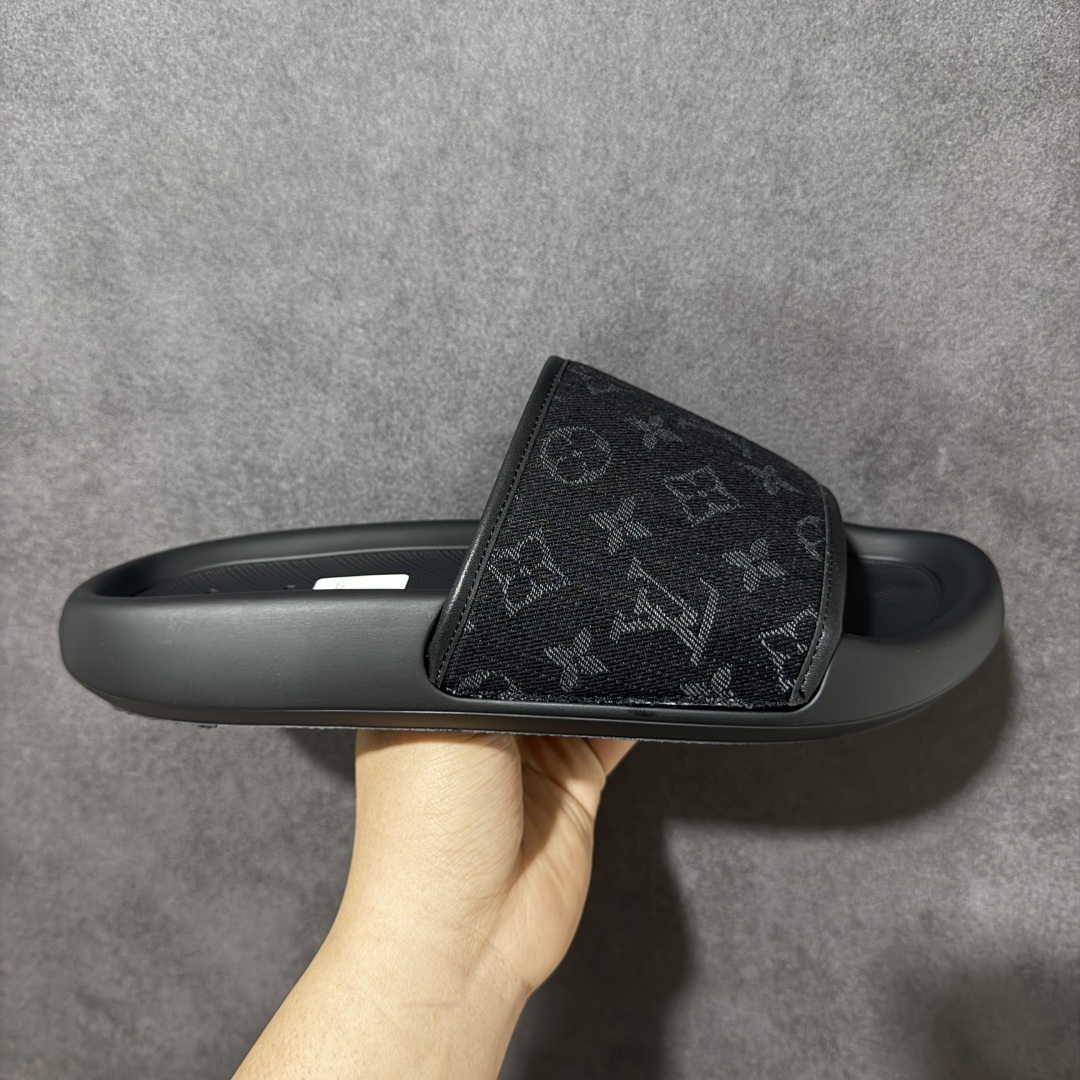 【公司级】LV满印老花经典一片式拖鞋 质感超绝，简约高级风，舒服又好看 ▪️鞋面：原版特定面料 ▪️内里： 进口混种羊皮 ▪️大底：原版开模发泡大底 尺码：35-45-选品中心