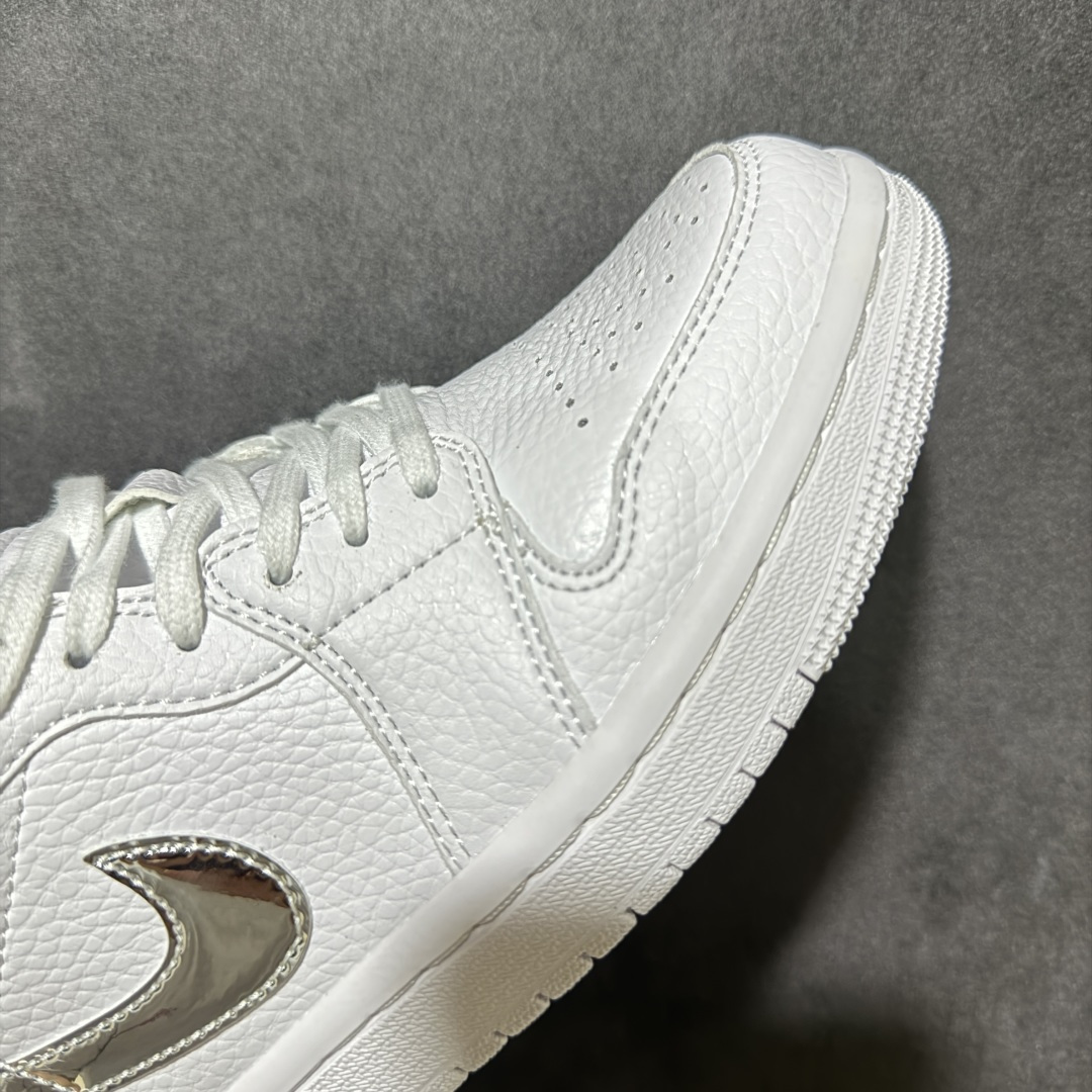 图片[7]-【H11纯原】Nike Air Jordan 1 Low SE AJ1 乔一 舒适贴合 防滑耐磨 低帮 复古篮球鞋 货号：IQ9381-100 尺码：35.5 36 36.5 37.5 38 38.5 39 40 40.5 41 42 42.5 43 44 45 46 47.5 #H11顶级纯原 纯原外贸平台特供订单 #全套原纸板楦头开发 #原厂特供材料配套加持 #确保原汁原味 完美呈现版型 #原档数据独家私模大底 #男女鞋同步官方开发至48.5 #原装进口轻量化鞋垫 #进口港宝加持 后跟自然饱满 还原公司包裹性 #鞋面采用原装数据贴合技术 #全方位贴合包裹脚型 #鞋跟部鞋底牵引设计 #提供强大的抓地性能 #更适应不同实战场地路面-选品中心