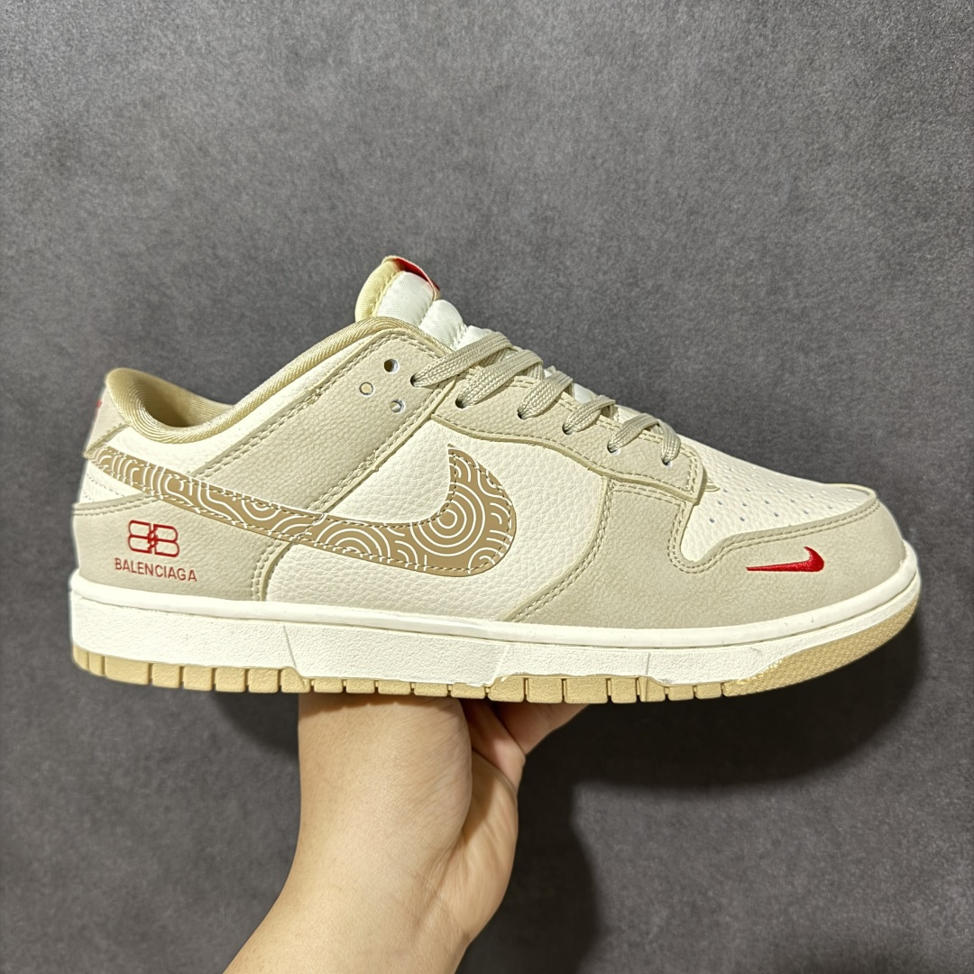 【定制版】百搭撞色，颜值封神！Nike Dunk Low（巴黎世家联名）爆款高端定制 米白与浅棕撞色拼接，温柔又高级；鞋身点缀红色小勾与“BALENCIAGA”标识，暗藏联名质感；细腻荔枝纹以波浪纹理织物拼接，自带复古肌理，与米棕撞色鞋面形成层次对比，视觉更丰富。定制鞋盒 超高清洁度 细节完美 货号：SJ8888-010 尺码：36 36.5 37.5 38 38.5 39 40 40.5 41 42 42.5 43 44 44.5 45-选品中心