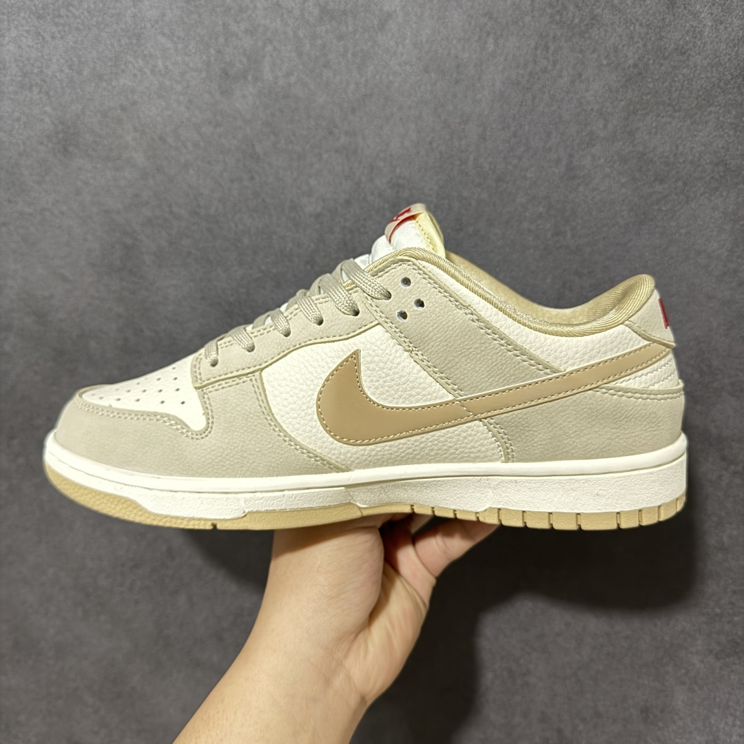 图片[2]-【定制版】百搭撞色，颜值封神！Nike Dunk Low（巴黎世家联名）爆款高端定制 米白与浅棕撞色拼接，温柔又高级；鞋身点缀红色小勾与“BALENCIAGA”标识，暗藏联名质感；细腻荔枝纹以波浪纹理织物拼接，自带复古肌理，与米棕撞色鞋面形成层次对比，视觉更丰富。定制鞋盒 超高清洁度 细节完美 货号：SJ8888-010 尺码：36 36.5 37.5 38 38.5 39 40 40.5 41 42 42.5 43 44 44.5 45-选品中心