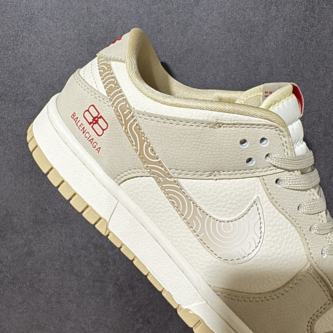 图片[8]-【定制版】百搭撞色，颜值封神！Nike Dunk Low（巴黎世家联名）爆款高端定制 米白与浅棕撞色拼接，温柔又高级；鞋身点缀红色小勾与“BALENCIAGA”标识，暗藏联名质感；细腻荔枝纹以波浪纹理织物拼接，自带复古肌理，与米棕撞色鞋面形成层次对比，视觉更丰富。定制鞋盒 超高清洁度 细节完美 货号：SJ8888-010 尺码：36 36.5 37.5 38 38.5 39 40 40.5 41 42 42.5 43 44 44.5 45-选品中心