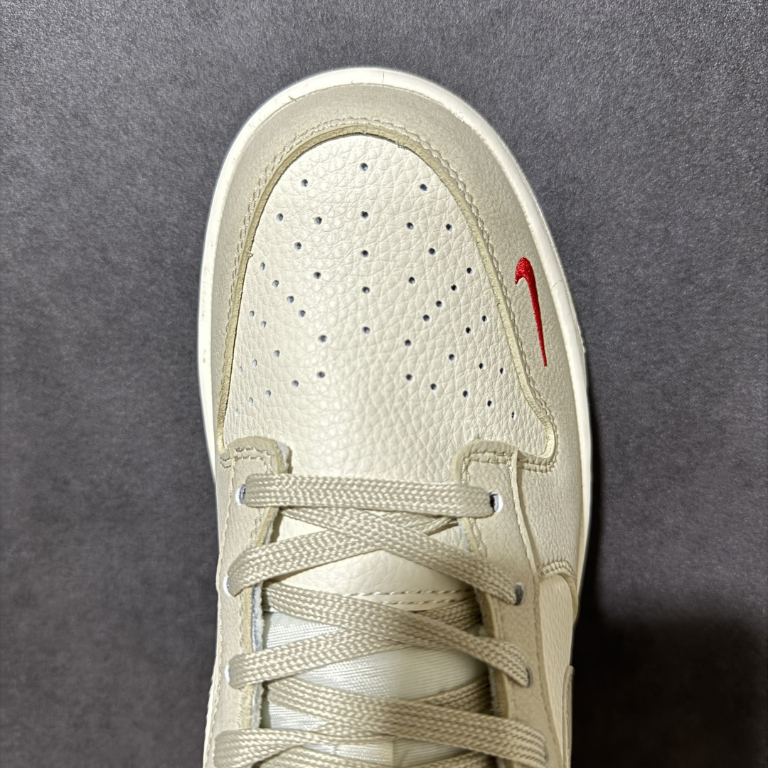 图片[5]-【定制版】百搭撞色，颜值封神！Nike Dunk Low（巴黎世家联名）爆款高端定制 米白与浅棕撞色拼接，温柔又高级；鞋身点缀红色小勾与“BALENCIAGA”标识，暗藏联名质感；细腻荔枝纹以波浪纹理织物拼接，自带复古肌理，与米棕撞色鞋面形成层次对比，视觉更丰富。定制鞋盒 超高清洁度 细节完美 货号：SJ8888-010 尺码：36 36.5 37.5 38 38.5 39 40 40.5 41 42 42.5 43 44 44.5 45-选品中心
