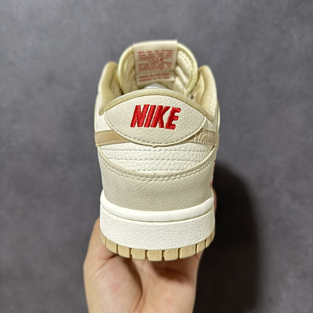 图片[4]-【定制版】百搭撞色，颜值封神！Nike Dunk Low（巴黎世家联名）爆款高端定制 米白与浅棕撞色拼接，温柔又高级；鞋身点缀红色小勾与“BALENCIAGA”标识，暗藏联名质感；细腻荔枝纹以波浪纹理织物拼接，自带复古肌理，与米棕撞色鞋面形成层次对比，视觉更丰富。定制鞋盒 超高清洁度 细节完美 货号：SJ8888-010 尺码：36 36.5 37.5 38 38.5 39 40 40.5 41 42 42.5 43 44 44.5 45-选品中心