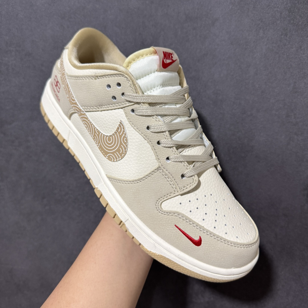 图片[3]-【定制版】百搭撞色，颜值封神！Nike Dunk Low（巴黎世家联名）爆款高端定制 米白与浅棕撞色拼接，温柔又高级；鞋身点缀红色小勾与“BALENCIAGA”标识，暗藏联名质感；细腻荔枝纹以波浪纹理织物拼接，自带复古肌理，与米棕撞色鞋面形成层次对比，视觉更丰富。定制鞋盒 超高清洁度 细节完美 货号：SJ8888-010 尺码：36 36.5 37.5 38 38.5 39 40 40.5 41 42 42.5 43 44 44.5 45-选品中心