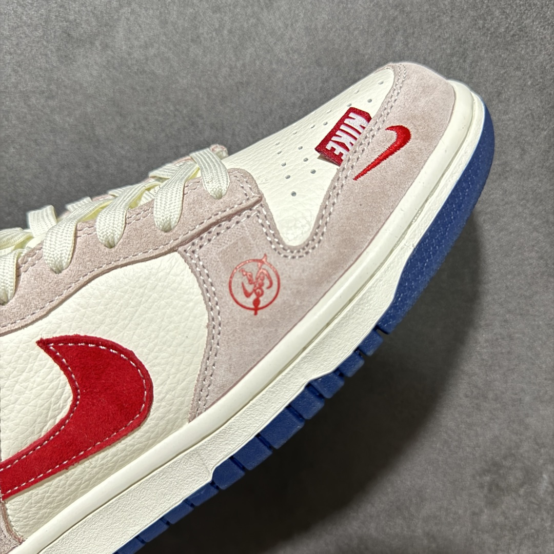 图片[7]-【定制版】Nike Dunk Low 联名款 白红粉 复古休闲板鞋，潮人鞋柜的「年度神鞋」来了！ Nike Dunk Low 联名款，把复古氛围和街头潮流焊死在鞋上！ 米白+浅粉麂皮拼接鞋身，质感直接拉满，上脚温柔又有辨识度； 标志性红勾+Supreme联名标点缀，细节拉满，潮味瞬间拉满； 鞋头、鞋身的专属印花设计，每一处都是细节，上脚就是行走的潮流名片； 经典Dunk鞋型，不挑脚型不挑穿搭，日常通勤、出街炸街都能打！ 无论是球鞋玩家收藏，还是日常穿搭刚需，这双都是闭眼入的选择！ ✅ 复古拼色设计，颜值抗打 ✅ 麂皮+皮革拼接，脚感舒适 ✅ 联名元素加持，潮流属性拉满 ✅ 百搭鞋型，轻松驾驭各种风 货号： XZ5899-112 尺码： 36 36.5 37.5 38 38.5 39 40 40.5 41 42 42.5 43 44 44.5 45-选品中心