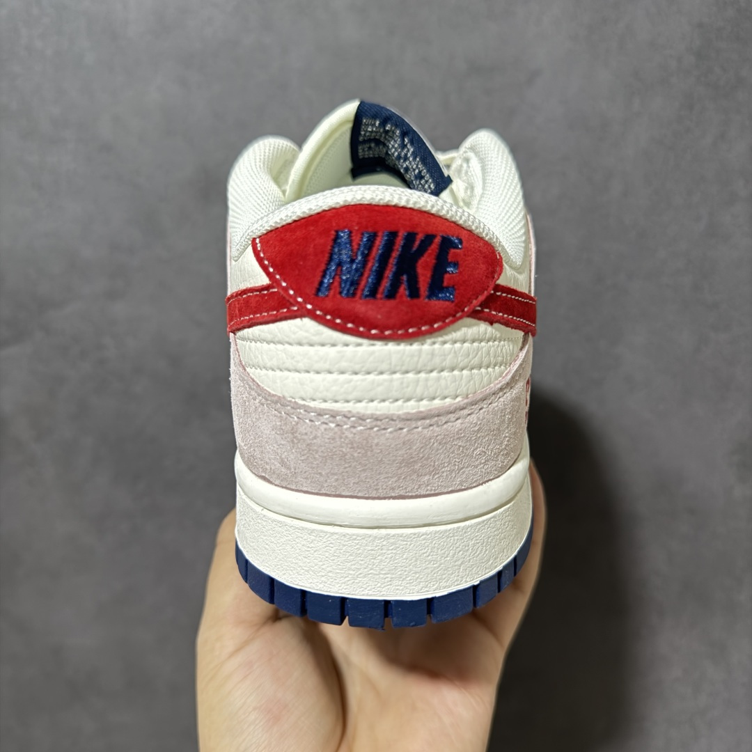 图片[4]-【定制版】Nike Dunk Low 联名款 白红粉 复古休闲板鞋，潮人鞋柜的「年度神鞋」来了！ Nike Dunk Low 联名款，把复古氛围和街头潮流焊死在鞋上！ 米白+浅粉麂皮拼接鞋身，质感直接拉满，上脚温柔又有辨识度； 标志性红勾+Supreme联名标点缀，细节拉满，潮味瞬间拉满； 鞋头、鞋身的专属印花设计，每一处都是细节，上脚就是行走的潮流名片； 经典Dunk鞋型，不挑脚型不挑穿搭，日常通勤、出街炸街都能打！ 无论是球鞋玩家收藏，还是日常穿搭刚需，这双都是闭眼入的选择！ ✅ 复古拼色设计，颜值抗打 ✅ 麂皮+皮革拼接，脚感舒适 ✅ 联名元素加持，潮流属性拉满 ✅ 百搭鞋型，轻松驾驭各种风 货号： XZ5899-112 尺码： 36 36.5 37.5 38 38.5 39 40 40.5 41 42 42.5 43 44 44.5 45-选品中心