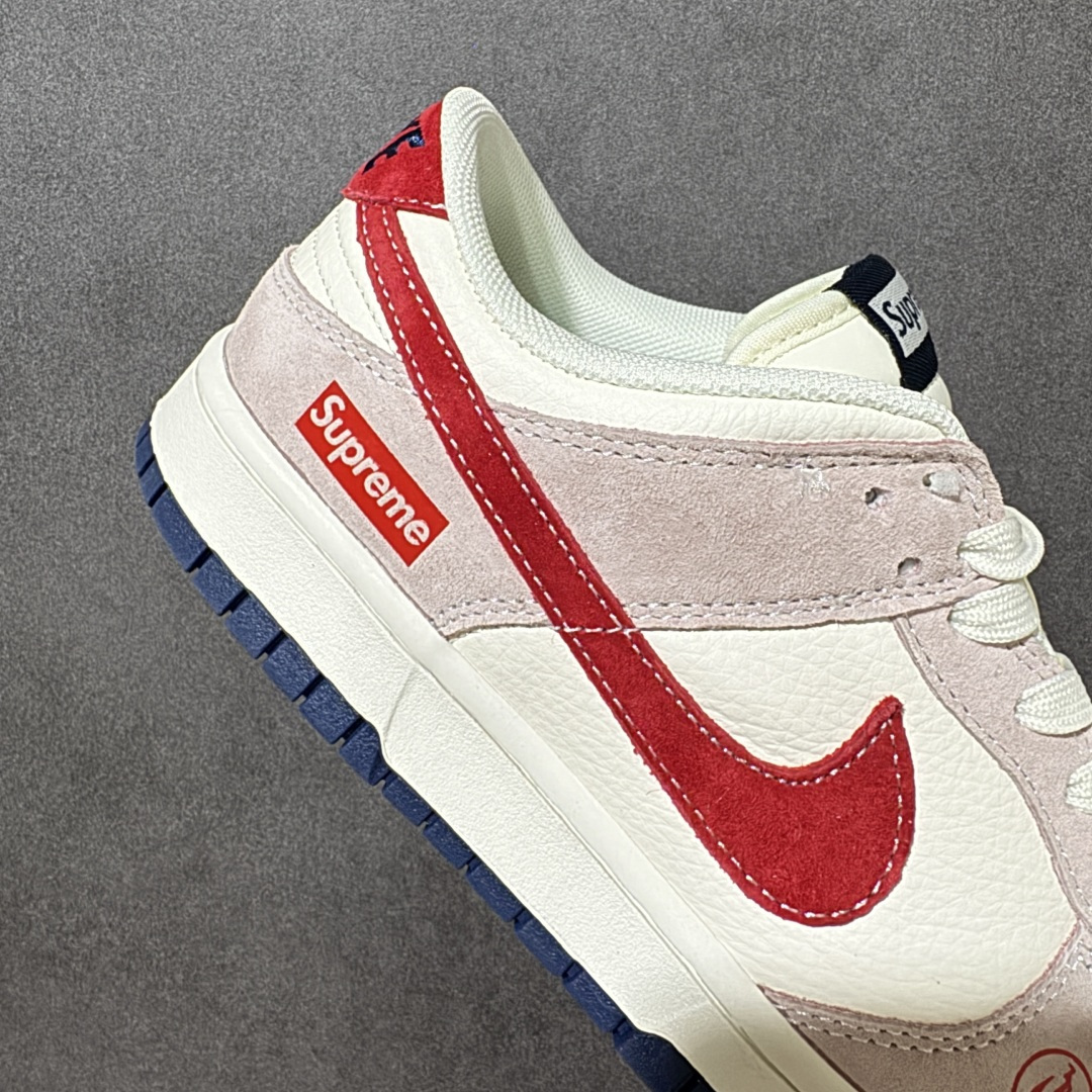 图片[8]-【定制版】Nike Dunk Low 联名款 白红粉 复古休闲板鞋，潮人鞋柜的「年度神鞋」来了！ Nike Dunk Low 联名款，把复古氛围和街头潮流焊死在鞋上！ 米白+浅粉麂皮拼接鞋身，质感直接拉满，上脚温柔又有辨识度； 标志性红勾+Supreme联名标点缀，细节拉满，潮味瞬间拉满； 鞋头、鞋身的专属印花设计，每一处都是细节，上脚就是行走的潮流名片； 经典Dunk鞋型，不挑脚型不挑穿搭，日常通勤、出街炸街都能打！ 无论是球鞋玩家收藏，还是日常穿搭刚需，这双都是闭眼入的选择！ ✅ 复古拼色设计，颜值抗打 ✅ 麂皮+皮革拼接，脚感舒适 ✅ 联名元素加持，潮流属性拉满 ✅ 百搭鞋型，轻松驾驭各种风 货号： XZ5899-112 尺码： 36 36.5 37.5 38 38.5 39 40 40.5 41 42 42.5 43 44 44.5 45-选品中心