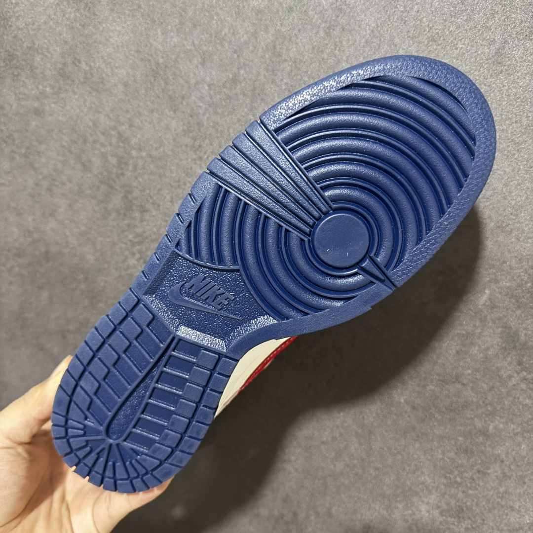 图片[9]-【定制版】Nike Dunk Low 联名款 白红粉 复古休闲板鞋，潮人鞋柜的「年度神鞋」来了！ Nike Dunk Low 联名款，把复古氛围和街头潮流焊死在鞋上！ 米白+浅粉麂皮拼接鞋身，质感直接拉满，上脚温柔又有辨识度； 标志性红勾+Supreme联名标点缀，细节拉满，潮味瞬间拉满； 鞋头、鞋身的专属印花设计，每一处都是细节，上脚就是行走的潮流名片； 经典Dunk鞋型，不挑脚型不挑穿搭，日常通勤、出街炸街都能打！ 无论是球鞋玩家收藏，还是日常穿搭刚需，这双都是闭眼入的选择！ ✅ 复古拼色设计，颜值抗打 ✅ 麂皮+皮革拼接，脚感舒适 ✅ 联名元素加持，潮流属性拉满 ✅ 百搭鞋型，轻松驾驭各种风 货号： XZ5899-112 尺码： 36 36.5 37.5 38 38.5 39 40 40.5 41 42 42.5 43 44 44.5 45-选品中心