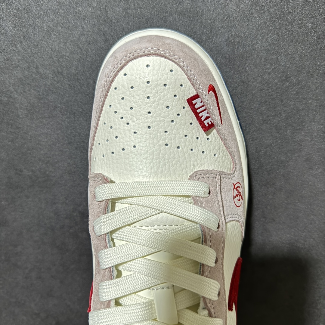 图片[5]-【定制版】Nike Dunk Low 联名款 白红粉 复古休闲板鞋，潮人鞋柜的「年度神鞋」来了！ Nike Dunk Low 联名款，把复古氛围和街头潮流焊死在鞋上！ 米白+浅粉麂皮拼接鞋身，质感直接拉满，上脚温柔又有辨识度； 标志性红勾+Supreme联名标点缀，细节拉满，潮味瞬间拉满； 鞋头、鞋身的专属印花设计，每一处都是细节，上脚就是行走的潮流名片； 经典Dunk鞋型，不挑脚型不挑穿搭，日常通勤、出街炸街都能打！ 无论是球鞋玩家收藏，还是日常穿搭刚需，这双都是闭眼入的选择！ ✅ 复古拼色设计，颜值抗打 ✅ 麂皮+皮革拼接，脚感舒适 ✅ 联名元素加持，潮流属性拉满 ✅ 百搭鞋型，轻松驾驭各种风 货号： XZ5899-112 尺码： 36 36.5 37.5 38 38.5 39 40 40.5 41 42 42.5 43 44 44.5 45-选品中心