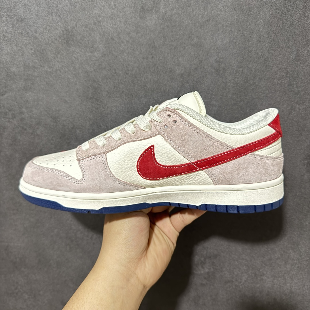 图片[2]-【定制版】Nike Dunk Low 联名款 白红粉 复古休闲板鞋，潮人鞋柜的「年度神鞋」来了！ Nike Dunk Low 联名款，把复古氛围和街头潮流焊死在鞋上！ 米白+浅粉麂皮拼接鞋身，质感直接拉满，上脚温柔又有辨识度； 标志性红勾+Supreme联名标点缀，细节拉满，潮味瞬间拉满； 鞋头、鞋身的专属印花设计，每一处都是细节，上脚就是行走的潮流名片； 经典Dunk鞋型，不挑脚型不挑穿搭，日常通勤、出街炸街都能打！ 无论是球鞋玩家收藏，还是日常穿搭刚需，这双都是闭眼入的选择！ ✅ 复古拼色设计，颜值抗打 ✅ 麂皮+皮革拼接，脚感舒适 ✅ 联名元素加持，潮流属性拉满 ✅ 百搭鞋型，轻松驾驭各种风 货号： XZ5899-112 尺码： 36 36.5 37.5 38 38.5 39 40 40.5 41 42 42.5 43 44 44.5 45-选品中心