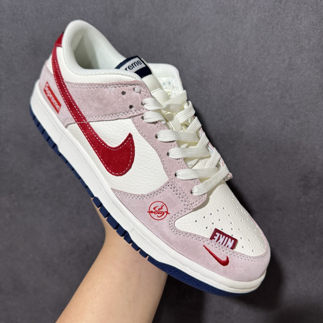 图片[3]-【定制版】Nike Dunk Low 联名款 白红粉 复古休闲板鞋，潮人鞋柜的「年度神鞋」来了！ Nike Dunk Low 联名款，把复古氛围和街头潮流焊死在鞋上！ 米白+浅粉麂皮拼接鞋身，质感直接拉满，上脚温柔又有辨识度； 标志性红勾+Supreme联名标点缀，细节拉满，潮味瞬间拉满； 鞋头、鞋身的专属印花设计，每一处都是细节，上脚就是行走的潮流名片； 经典Dunk鞋型，不挑脚型不挑穿搭，日常通勤、出街炸街都能打！ 无论是球鞋玩家收藏，还是日常穿搭刚需，这双都是闭眼入的选择！ ✅ 复古拼色设计，颜值抗打 ✅ 麂皮+皮革拼接，脚感舒适 ✅ 联名元素加持，潮流属性拉满 ✅ 百搭鞋型，轻松驾驭各种风 货号： XZ5899-112 尺码： 36 36.5 37.5 38 38.5 39 40 40.5 41 42 42.5 43 44 44.5 45-选品中心
