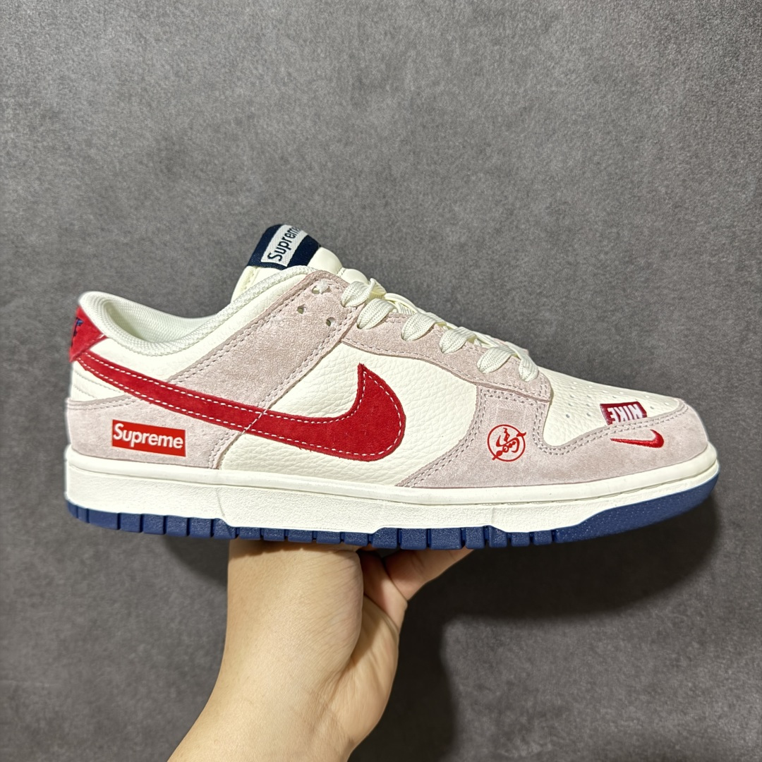 【定制版】Nike Dunk Low 联名款 白红粉 复古休闲板鞋，潮人鞋柜的「年度神鞋」来了！ Nike Dunk Low 联名款，把复古氛围和街头潮流焊死在鞋上！ 米白+浅粉麂皮拼接鞋身，质感直接拉满，上脚温柔又有辨识度； 标志性红勾+Supreme联名标点缀，细节拉满，潮味瞬间拉满； 鞋头、鞋身的专属印花设计，每一处都是细节，上脚就是行走的潮流名片； 经典Dunk鞋型，不挑脚型不挑穿搭，日常通勤、出街炸街都能打！ 无论是球鞋玩家收藏，还是日常穿搭刚需，这双都是闭眼入的选择！ ✅ 复古拼色设计，颜值抗打 ✅ 麂皮+皮革拼接，脚感舒适 ✅ 联名元素加持，潮流属性拉满 ✅ 百搭鞋型，轻松驾驭各种风 货号： XZ5899-112 尺码： 36 36.5 37.5 38 38.5 39 40 40.5 41 42 42.5 43 44 44.5 45-选品中心