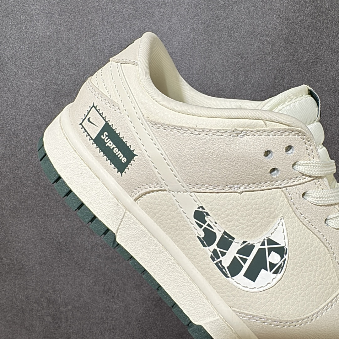 图片[8]-【定制版】NK SB DUNK LOW 米白深绿配色自带高级感，细腻皮革鞋面质感拉满，侧边Supreme联名标识与小勾细节彰显街头潮流基因，附赠supreme挂饰增添个性辨识度。低帮版型适配日常通勤、街头穿搭，柔软中底+防滑外底兼顾舒适脚感与稳定支撑，复古与潮流碰撞，轻松驾驭各种风格，是潮人鞋柜必入的百搭利器。 货号：SL8888-002 尺码：36 36.5 37.5 38 38.5 39 40 40.5 41 42 42.5 43 44 44.5 45-选品中心