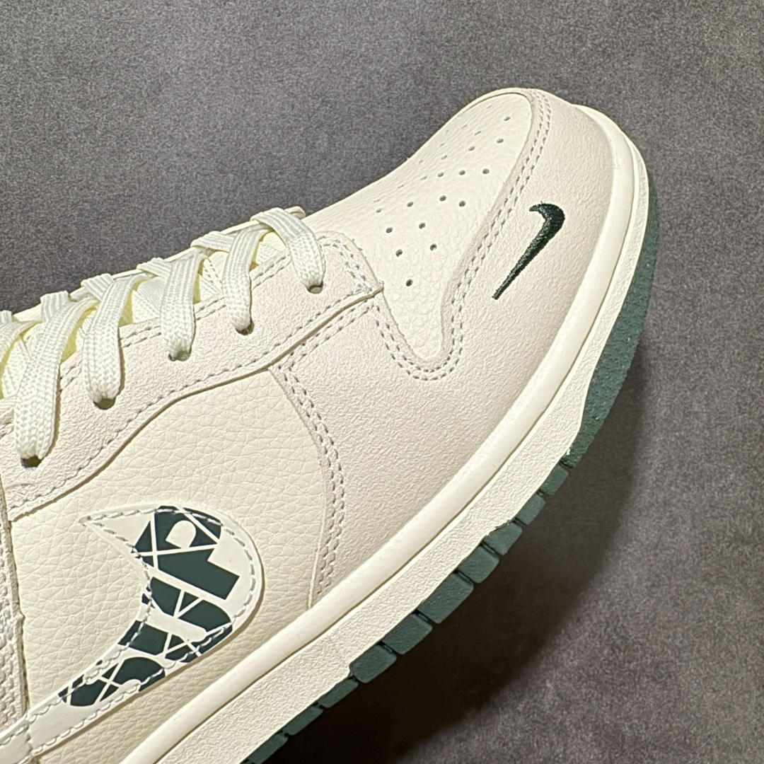 图片[7]-【定制版】NK SB DUNK LOW 米白深绿配色自带高级感，细腻皮革鞋面质感拉满，侧边Supreme联名标识与小勾细节彰显街头潮流基因，附赠supreme挂饰增添个性辨识度。低帮版型适配日常通勤、街头穿搭，柔软中底+防滑外底兼顾舒适脚感与稳定支撑，复古与潮流碰撞，轻松驾驭各种风格，是潮人鞋柜必入的百搭利器。 货号：SL8888-002 尺码：36 36.5 37.5 38 38.5 39 40 40.5 41 42 42.5 43 44 44.5 45-选品中心