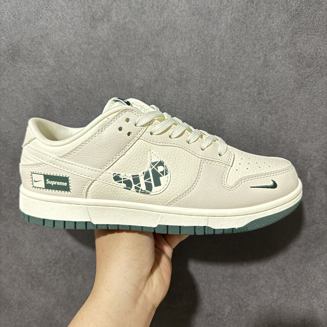 【定制版】NK SB DUNK LOW 米白深绿配色自带高级感，细腻皮革鞋面质感拉满，侧边Supreme联名标识与小勾细节彰显街头潮流基因，附赠supreme挂饰增添个性辨识度。低帮版型适配日常通勤、街头穿搭，柔软中底+防滑外底兼顾舒适脚感与稳定支撑，复古与潮流碰撞，轻松驾驭各种风格，是潮人鞋柜必入的百搭利器。 货号：SL8888-002 尺码：36 36.5 37.5 38 38.5 39 40 40.5 41 42 42.5 43 44 44.5 45-选品中心