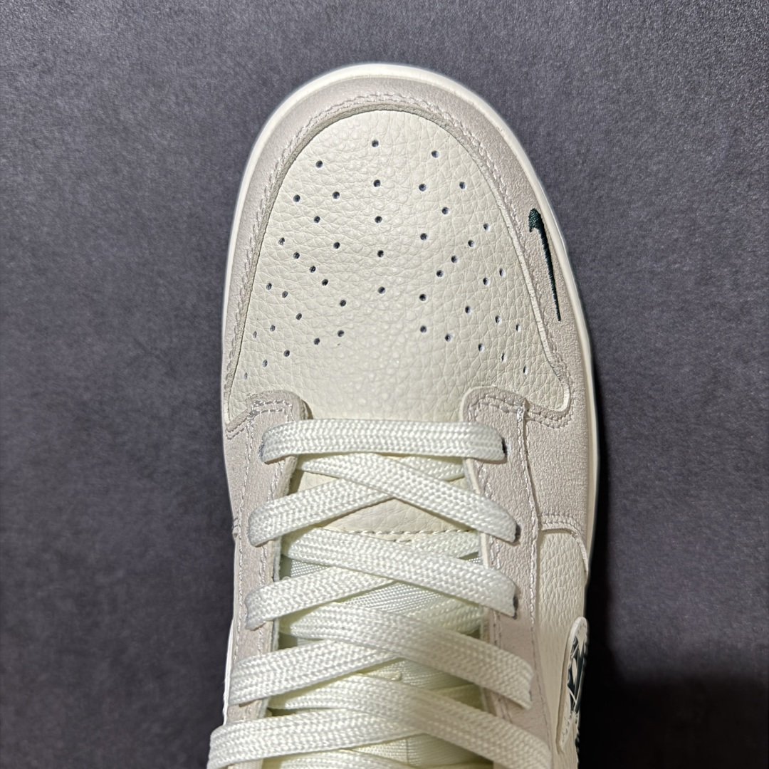 图片[5]-【定制版】NK SB DUNK LOW 米白深绿配色自带高级感，细腻皮革鞋面质感拉满，侧边Supreme联名标识与小勾细节彰显街头潮流基因，附赠supreme挂饰增添个性辨识度。低帮版型适配日常通勤、街头穿搭，柔软中底+防滑外底兼顾舒适脚感与稳定支撑，复古与潮流碰撞，轻松驾驭各种风格，是潮人鞋柜必入的百搭利器。 货号：SL8888-002 尺码：36 36.5 37.5 38 38.5 39 40 40.5 41 42 42.5 43 44 44.5 45-选品中心
