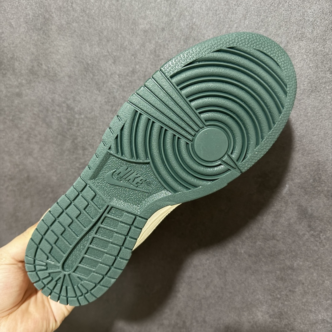 图片[9]-【定制版】NK SB DUNK LOW 米白深绿配色自带高级感，细腻皮革鞋面质感拉满，侧边Supreme联名标识与小勾细节彰显街头潮流基因，附赠supreme挂饰增添个性辨识度。低帮版型适配日常通勤、街头穿搭，柔软中底+防滑外底兼顾舒适脚感与稳定支撑，复古与潮流碰撞，轻松驾驭各种风格，是潮人鞋柜必入的百搭利器。 货号：SL8888-002 尺码：36 36.5 37.5 38 38.5 39 40 40.5 41 42 42.5 43 44 44.5 45-选品中心