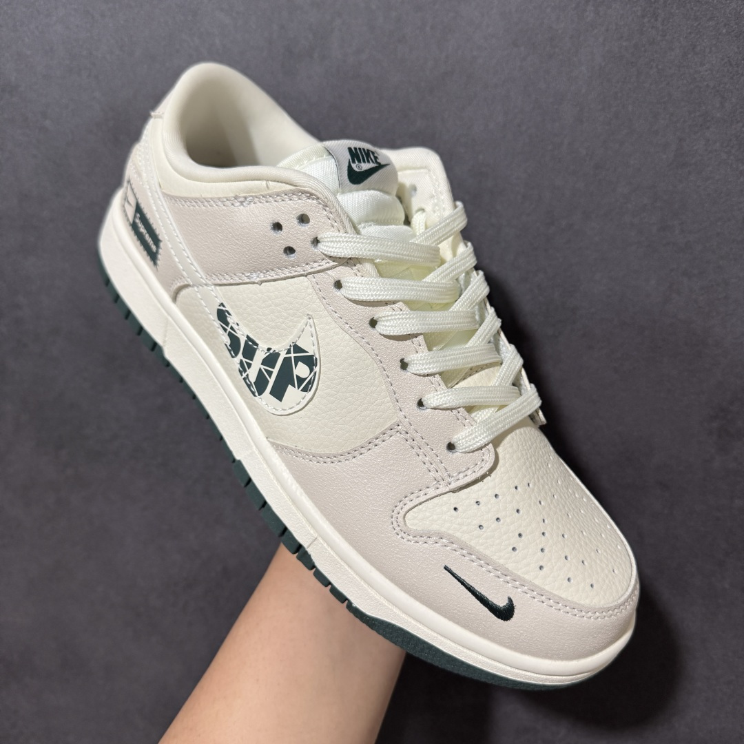 图片[3]-【定制版】NK SB DUNK LOW 米白深绿配色自带高级感，细腻皮革鞋面质感拉满，侧边Supreme联名标识与小勾细节彰显街头潮流基因，附赠supreme挂饰增添个性辨识度。低帮版型适配日常通勤、街头穿搭，柔软中底+防滑外底兼顾舒适脚感与稳定支撑，复古与潮流碰撞，轻松驾驭各种风格，是潮人鞋柜必入的百搭利器。 货号：SL8888-002 尺码：36 36.5 37.5 38 38.5 39 40 40.5 41 42 42.5 43 44 44.5 45-选品中心