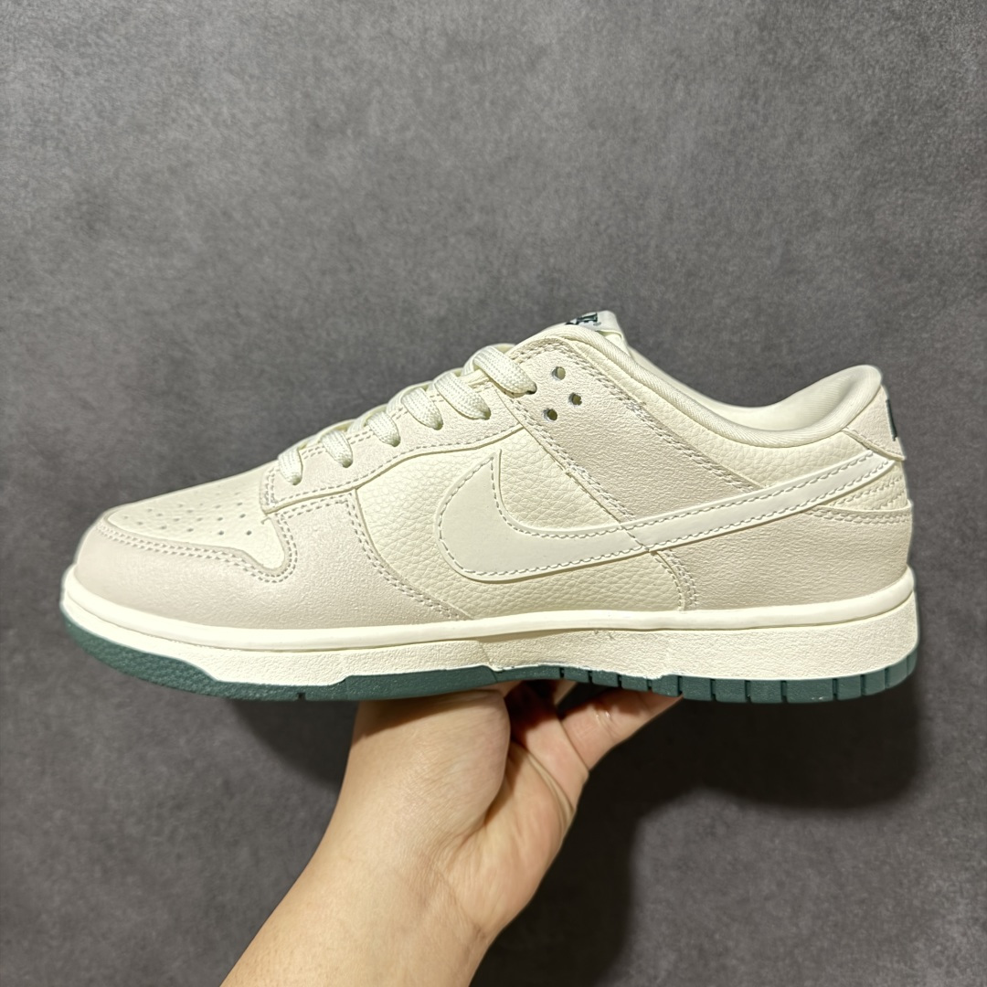 图片[2]-【定制版】NK SB DUNK LOW 米白深绿配色自带高级感，细腻皮革鞋面质感拉满，侧边Supreme联名标识与小勾细节彰显街头潮流基因，附赠supreme挂饰增添个性辨识度。低帮版型适配日常通勤、街头穿搭，柔软中底+防滑外底兼顾舒适脚感与稳定支撑，复古与潮流碰撞，轻松驾驭各种风格，是潮人鞋柜必入的百搭利器。 货号：SL8888-002 尺码：36 36.5 37.5 38 38.5 39 40 40.5 41 42 42.5 43 44 44.5 45-选品中心