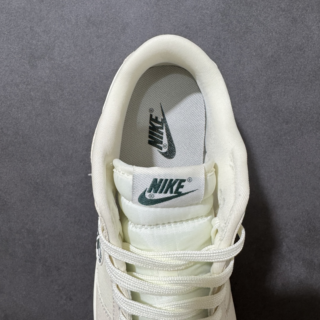 图片[6]-【定制版】NK SB DUNK LOW 米白深绿配色自带高级感，细腻皮革鞋面质感拉满，侧边Supreme联名标识与小勾细节彰显街头潮流基因，附赠supreme挂饰增添个性辨识度。低帮版型适配日常通勤、街头穿搭，柔软中底+防滑外底兼顾舒适脚感与稳定支撑，复古与潮流碰撞，轻松驾驭各种风格，是潮人鞋柜必入的百搭利器。 货号：SL8888-002 尺码：36 36.5 37.5 38 38.5 39 40 40.5 41 42 42.5 43 44 44.5 45-选品中心