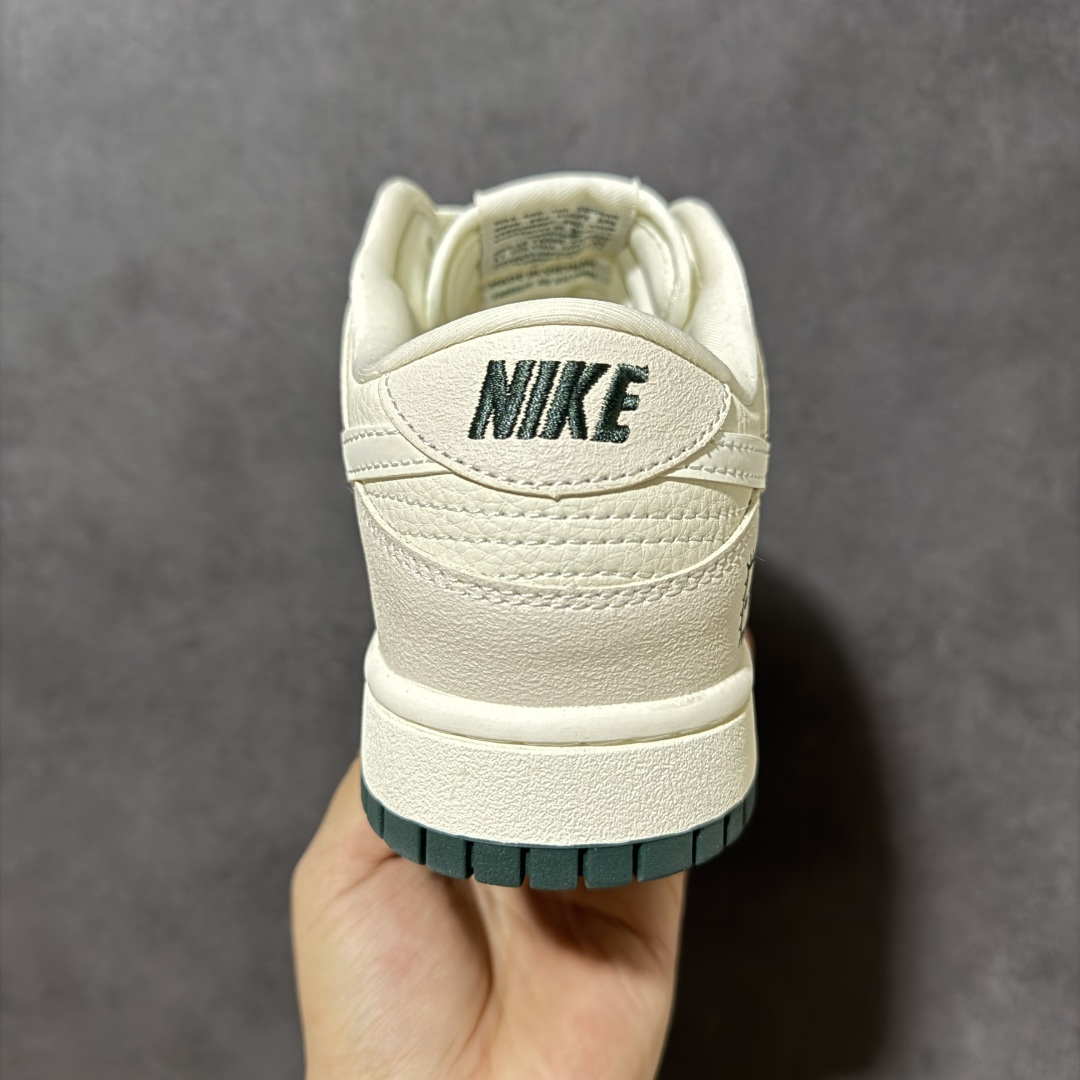 图片[4]-【定制版】NK SB DUNK LOW 米白深绿配色自带高级感，细腻皮革鞋面质感拉满，侧边Supreme联名标识与小勾细节彰显街头潮流基因，附赠supreme挂饰增添个性辨识度。低帮版型适配日常通勤、街头穿搭，柔软中底+防滑外底兼顾舒适脚感与稳定支撑，复古与潮流碰撞，轻松驾驭各种风格，是潮人鞋柜必入的百搭利器。 货号：SL8888-002 尺码：36 36.5 37.5 38 38.5 39 40 40.5 41 42 42.5 43 44 44.5 45-选品中心
